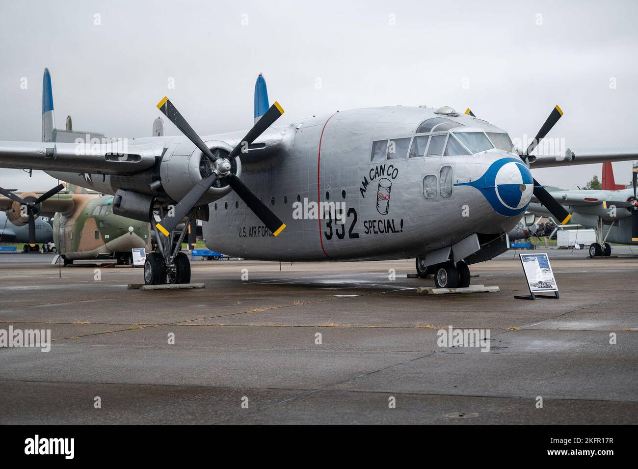 Un C-119C #352 se trouve au Air Mobility Command Museum à Dover, Delaware, le 1 octobre 2022. Au cours de la bataille du réservoir de Chosin, cet avion spécifique a livré M2 sections de pont Treadway que les troupes américaines utilisaient pour échapper aux forces ennemies. L'avion a été dédié lors d'une cérémonie tenue le 1 octobre 2022 au Musée AMC de Douvres, Delaware. Banque D'Images Un C-119C #352 se trouve au Air Mobility Command Museum à Dover, Delaware, le 1 octobre 2022. Au cours de la bataille du réservoir de Chosin, cet avion spécifique a livré M2 sections de pont Treadway que les troupes américaines utilisaient pour échapper aux forces ennemies. L'avion a été dédié lors d'une cérémonie tenue le 1 octobre 2022 au Musée AMC de Douvres, Delaware. Banque D'Images