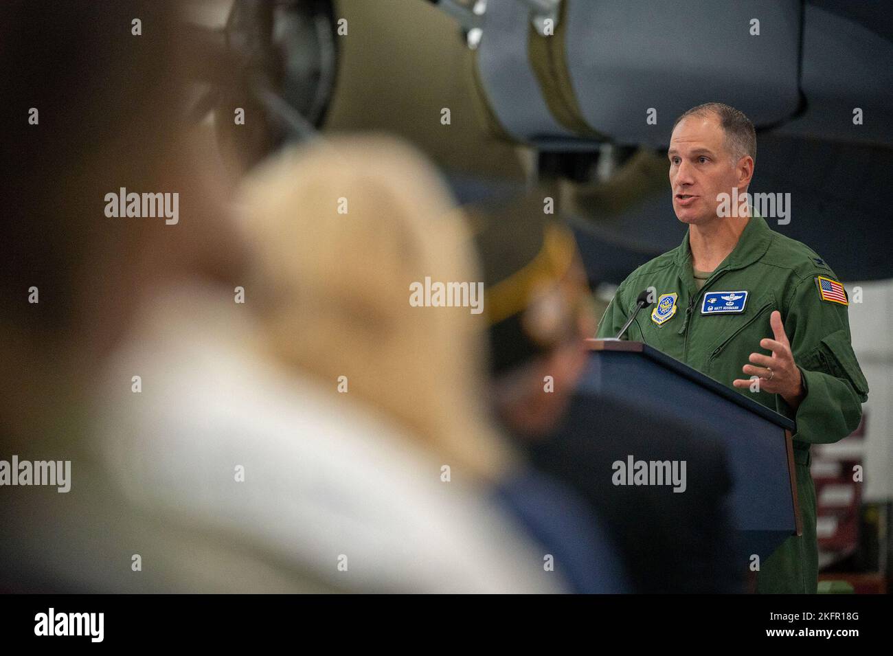 Le colonel Matt Husemann, commandant de l'escadre du transport aérien 436th, prend la parole lors d'une cérémonie d'inauguration du C-119C 352 au Air Mobility Command Museum Dover, Delaware, le 1 octobre 2022. Au cours de la bataille du réservoir Chosin, cet avion spécifique a livré M2 sections de pont Treadway que les troupes américaines utilisaient pour échapper aux forces ennemies. Banque D'Images Le colonel Matt Husemann, commandant de l'escadre du transport aérien 436th, prend la parole lors d'une cérémonie d'inauguration du C-119C 352 au Air Mobility Command Museum Dover, Delaware, le 1 octobre 2022. Au cours de la bataille du réservoir Chosin, cet avion spécifique a livré M2 sections de pont Treadway que les troupes américaines utilisaient pour échapper aux forces ennemies. Banque D'Images