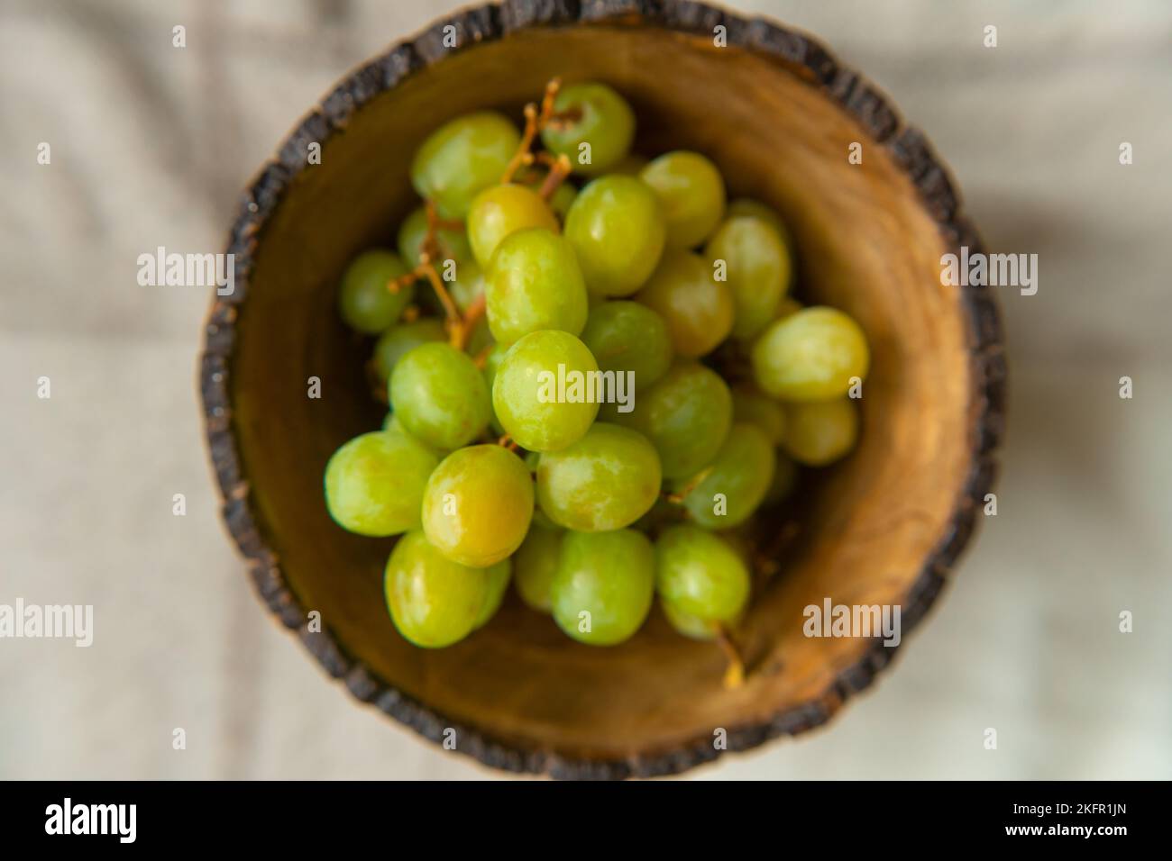 Raisins dans un panier ou un bol, fruits d'été. Les fruits sont bons pour la santé. Une alimentation adéquate, des aliments crus. Banque D'Images