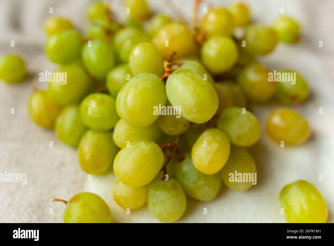 Raisins dans un panier ou un bol, fruits d'été. Les fruits sont bons pour la santé. Une alimentation adéquate, des aliments crus. Banque D'Images