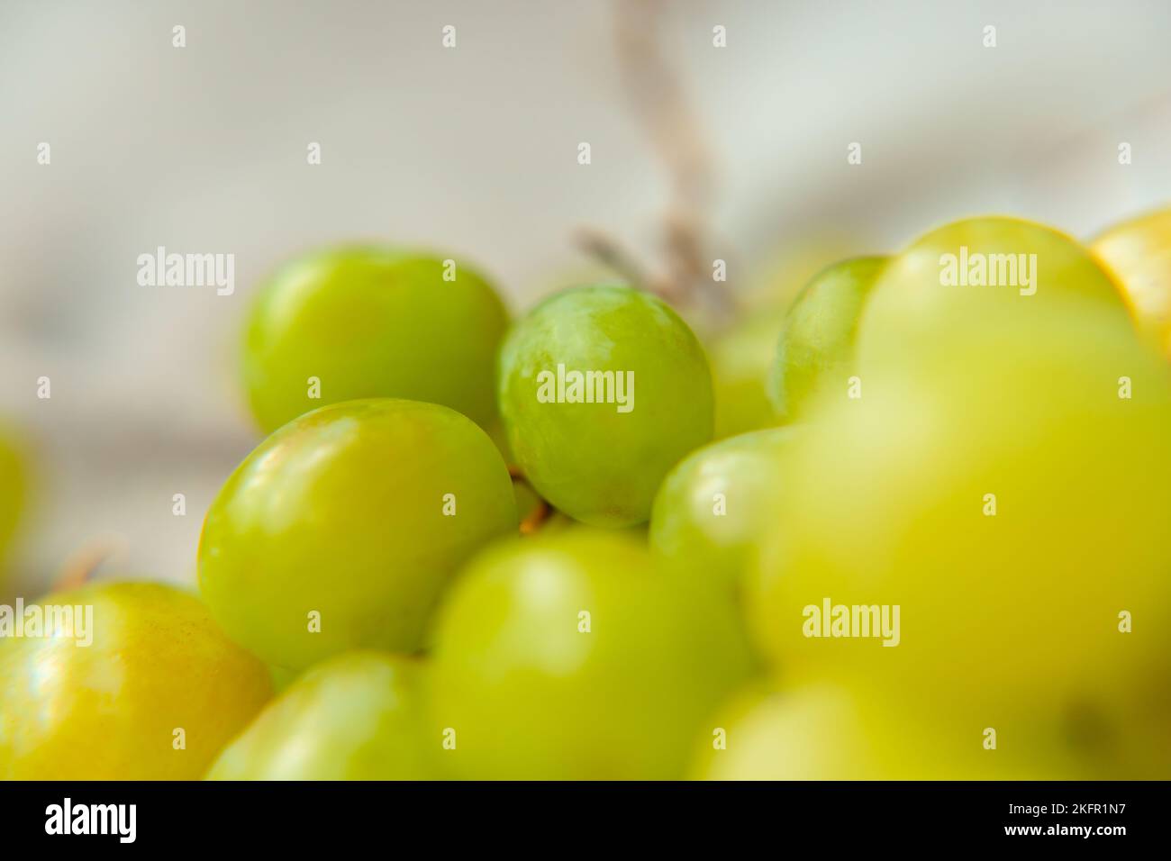 Raisins dans un panier ou un bol, fruits d'été. Les fruits sont bons pour la santé. Une alimentation adéquate, des aliments crus. Banque D'Images
