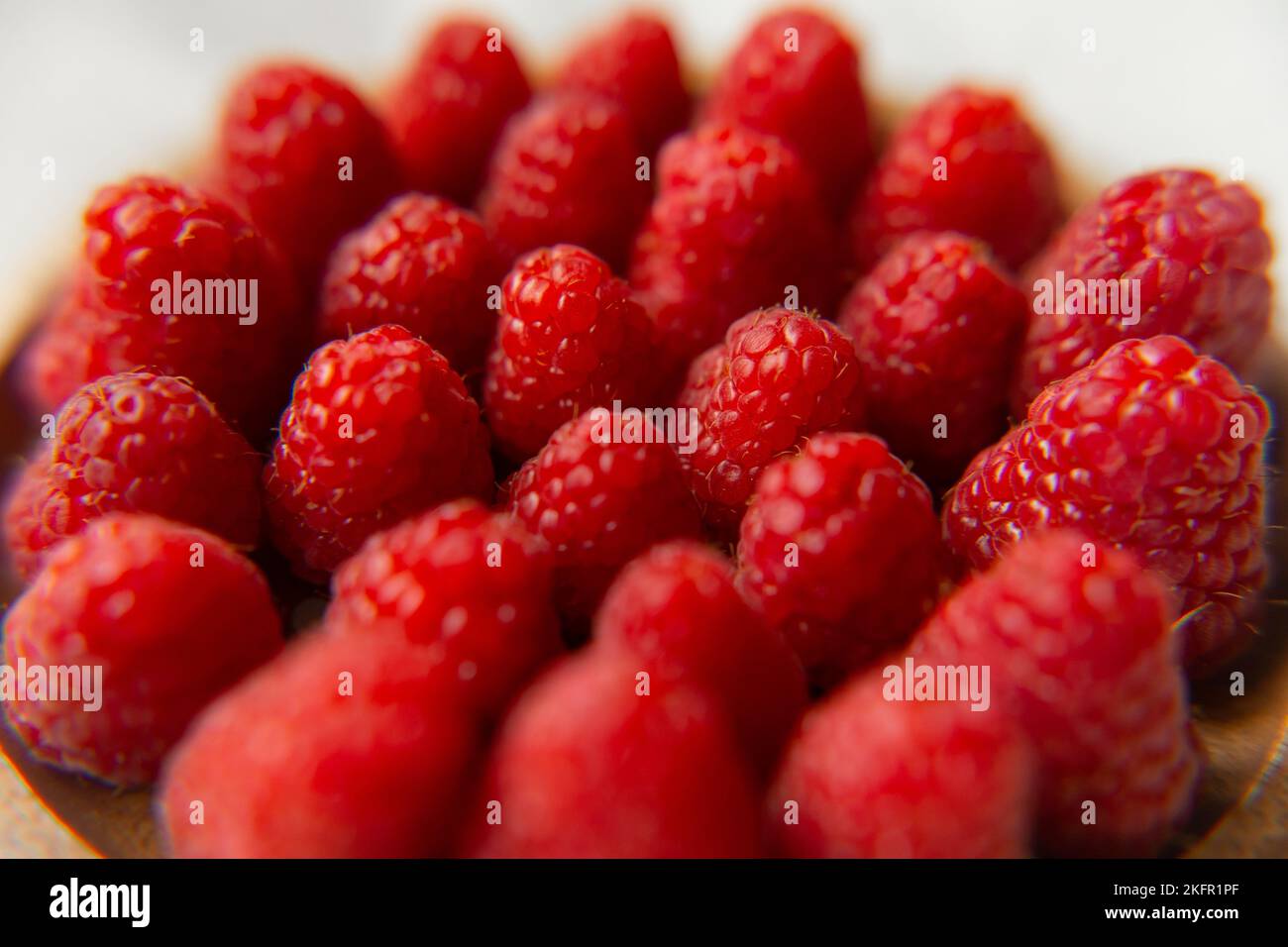 Gros plan sur un magnifique stand de framboises, fruits d'été. Les fruits sont bons pour la santé. Une alimentation adéquate, des aliments crus. Banque D'Images