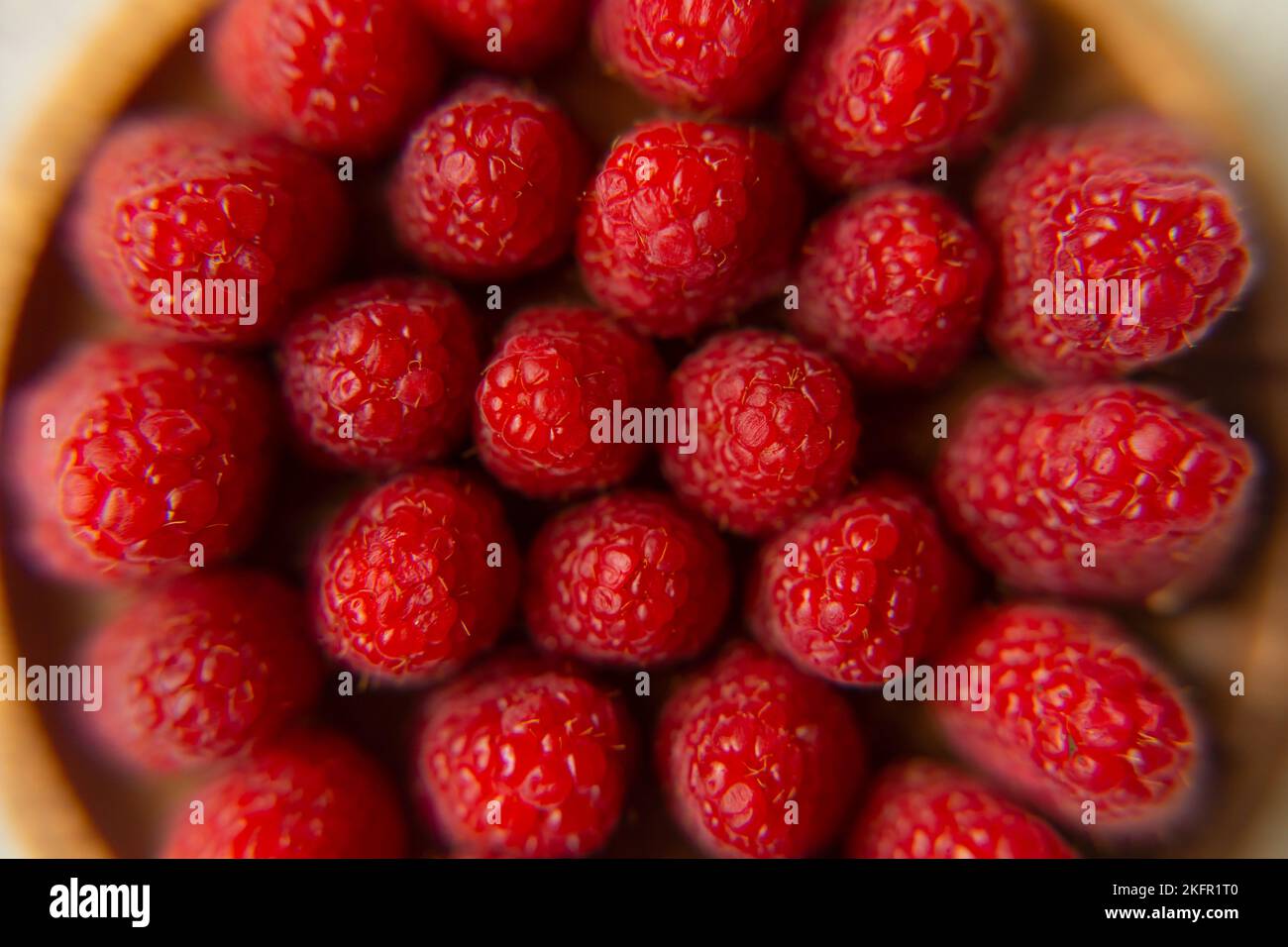Gros plan sur un magnifique stand de framboises, fruits d'été. Les fruits sont bons pour la santé. Une alimentation adéquate, des aliments crus. Banque D'Images