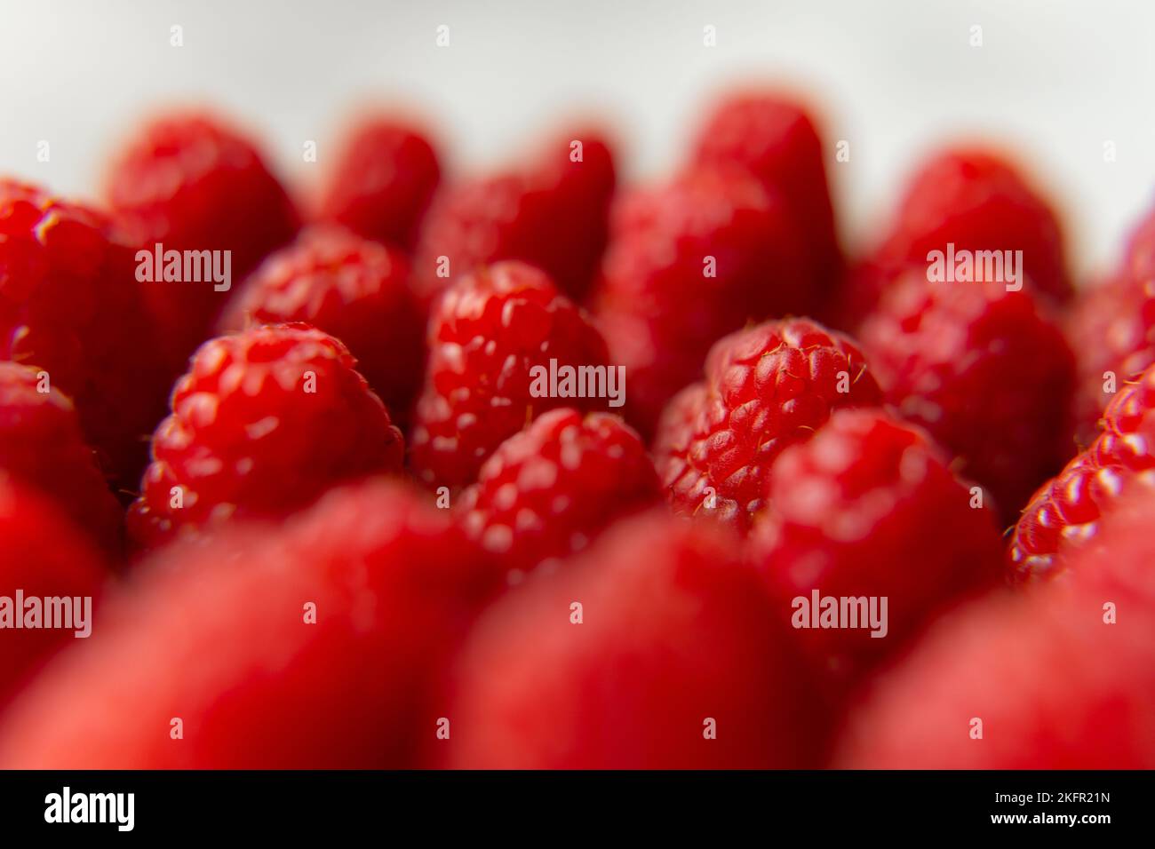 Gros plan sur un magnifique stand de framboises, fruits d'été. Les fruits sont bons pour la santé. Une alimentation adéquate, des aliments crus. Banque D'Images