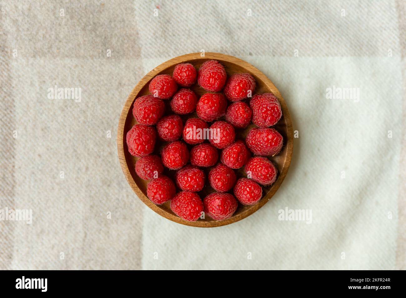 Gros plan sur un magnifique stand de framboises, fruits d'été. Les fruits sont bons pour la santé. Une alimentation adéquate, des aliments crus. Banque D'Images