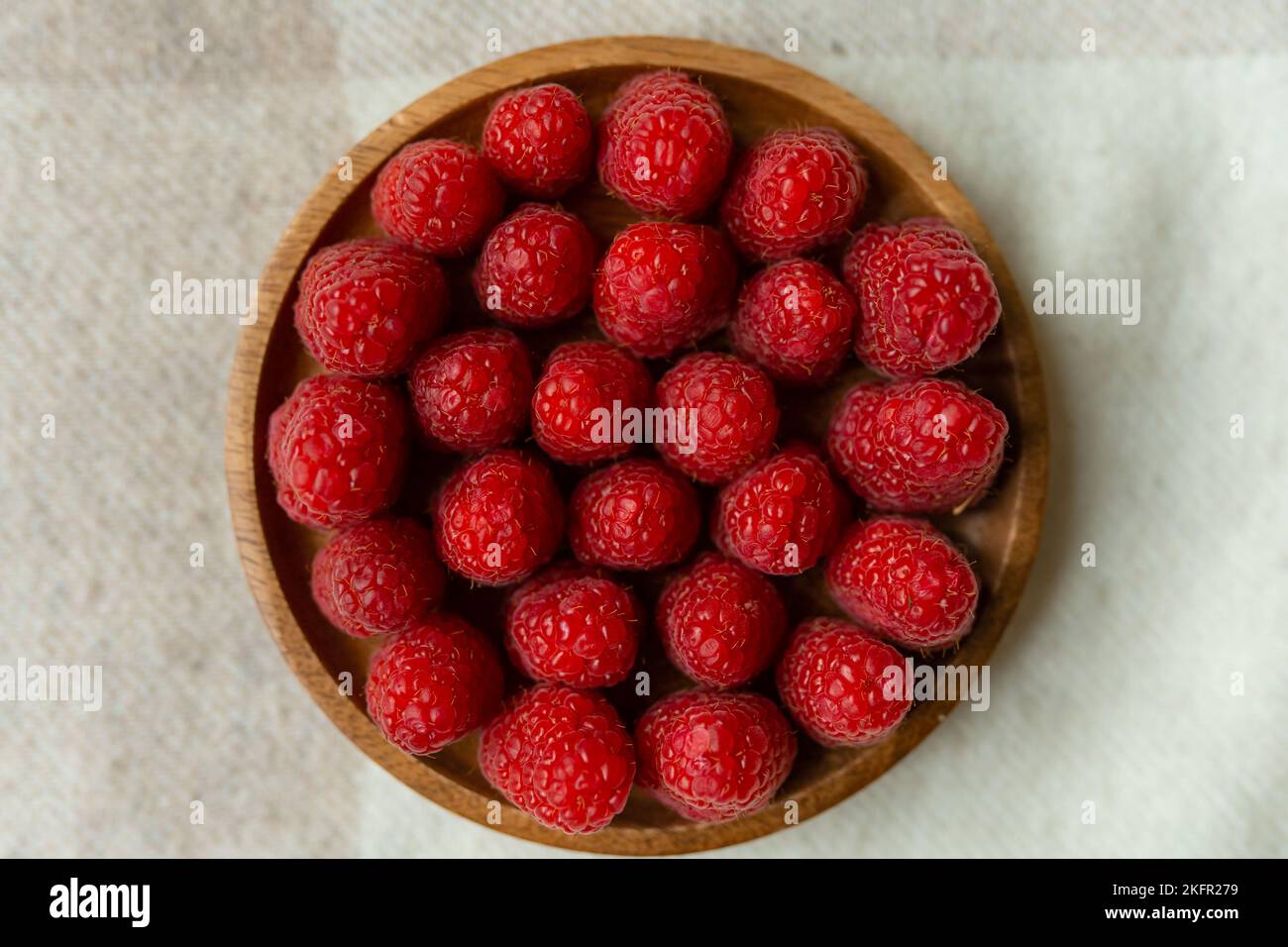 Gros plan sur un magnifique stand de framboises, fruits d'été. Les fruits sont bons pour la santé. Une alimentation adéquate, des aliments crus. Banque D'Images