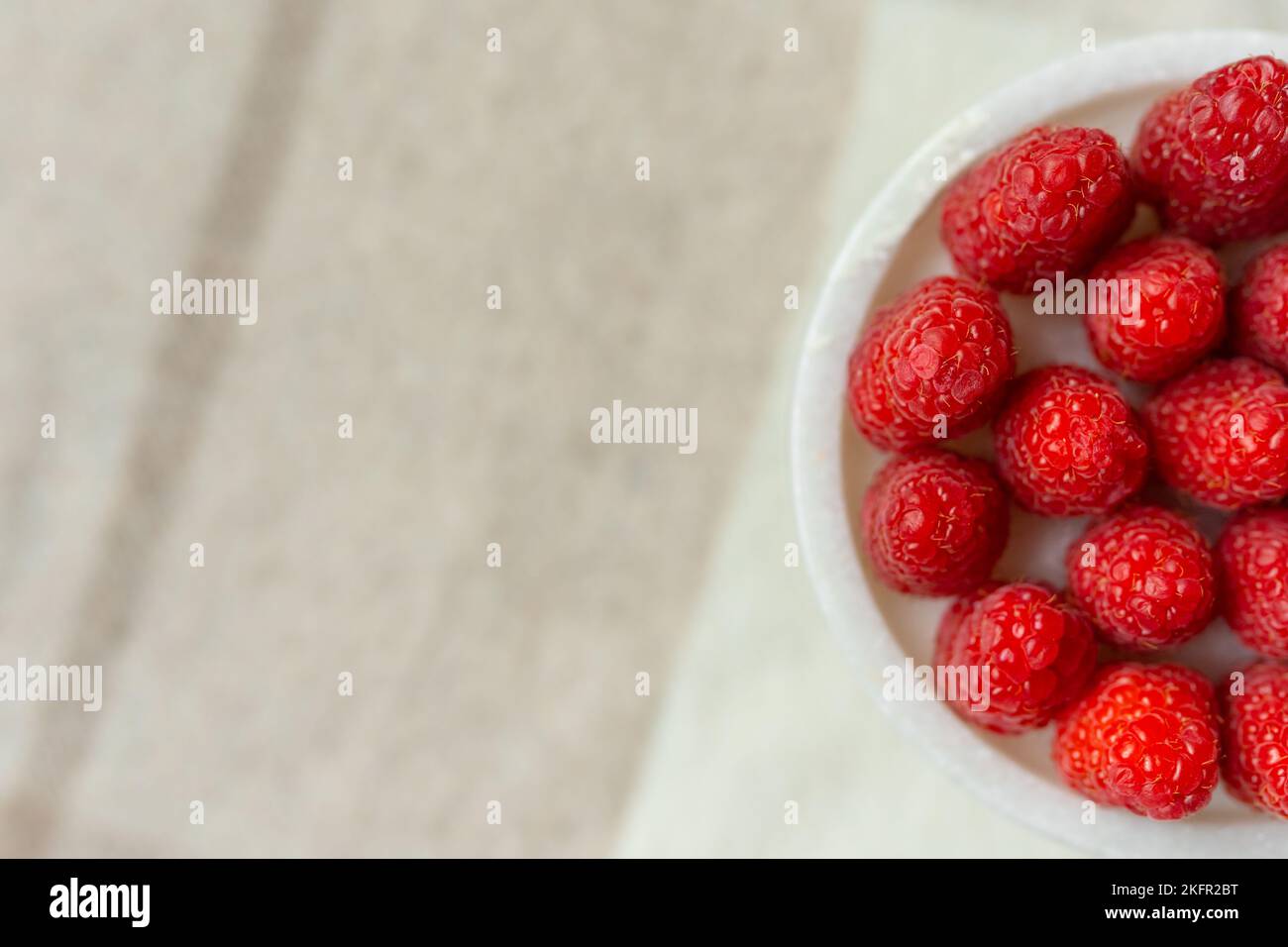 Gros plan sur un magnifique stand de framboises, fruits d'été. Les fruits sont bons pour la santé. Une alimentation adéquate, des aliments crus. Banque D'Images
