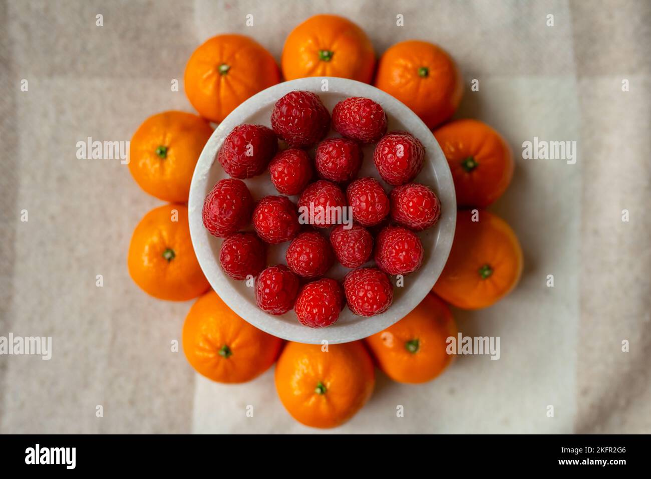 Gros plan sur les framboises et les mandarines. Les fruits sont bons pour la santé. Une alimentation adéquate, des aliments crus. Aliments biologiques. Banque D'Images