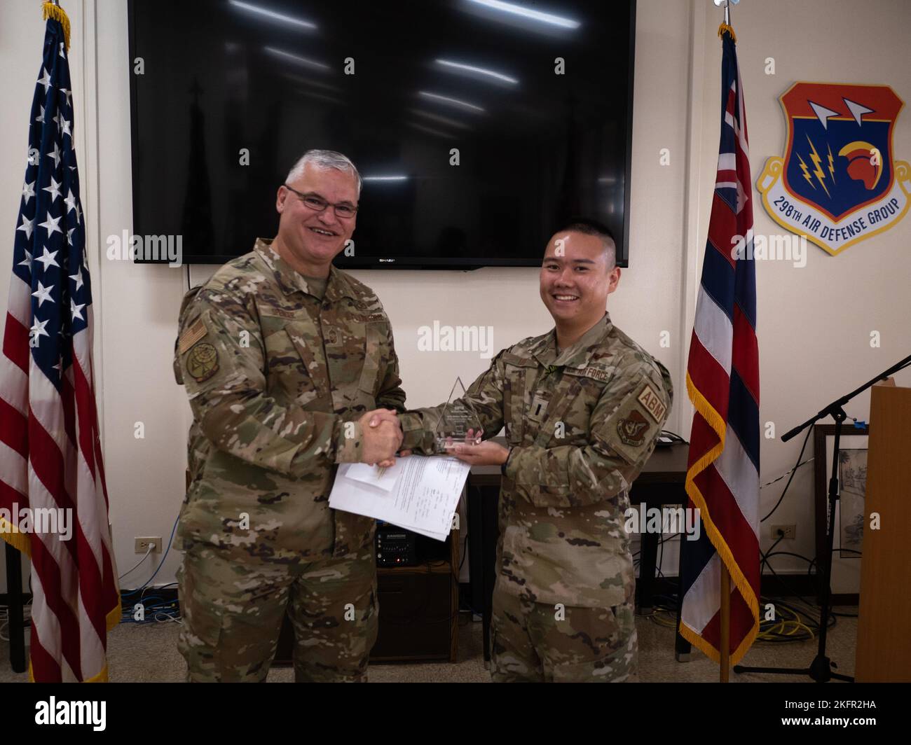 Sgt. Principal Bradley Spencer, chef de file inscrit à l'escadrille de la Défense aérienne du 169th e Escadron, présente le 1s Lt. Sheldon Lee, gestionnaire de la bataille aérienne de 169th ADS, en lui décernant un prix le 1 octobre 2022, pour avoir été le premier à participer à une compétition d'entraînement sur le terrain de carrière à Wheeler Army Air Field, à Hawaï. Le premier concours «Top Scope» a été organisé par le biais d’une plate-forme de formation basée sur l’intelligence artificielle, qui a testé la capacité de chaque opérateur à prendre en charge le commandement et le contrôle dans un environnement virtuel. La plate-forme, appelée Battle Management Training NEXT, simule les activités d'un engagement air-air et sert de coût-e Banque D'Images