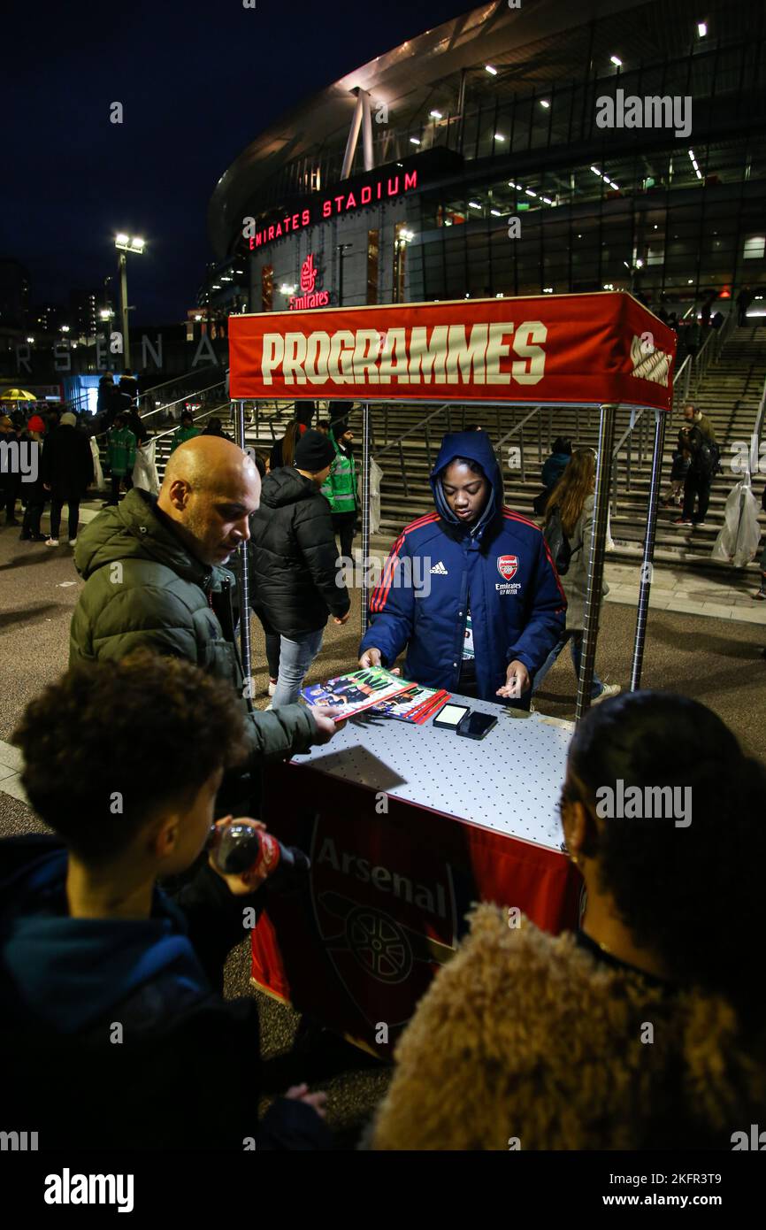 Londres, Angleterre, 19th novembre 2022. Vue générale d'un programme stalle à l'extérieur du sol avant le match de la FA Women's Super League au stade Emirates, Londres. Le crédit d'image devrait se lire: Kieran Cleeves / Sportimage Banque D'Images