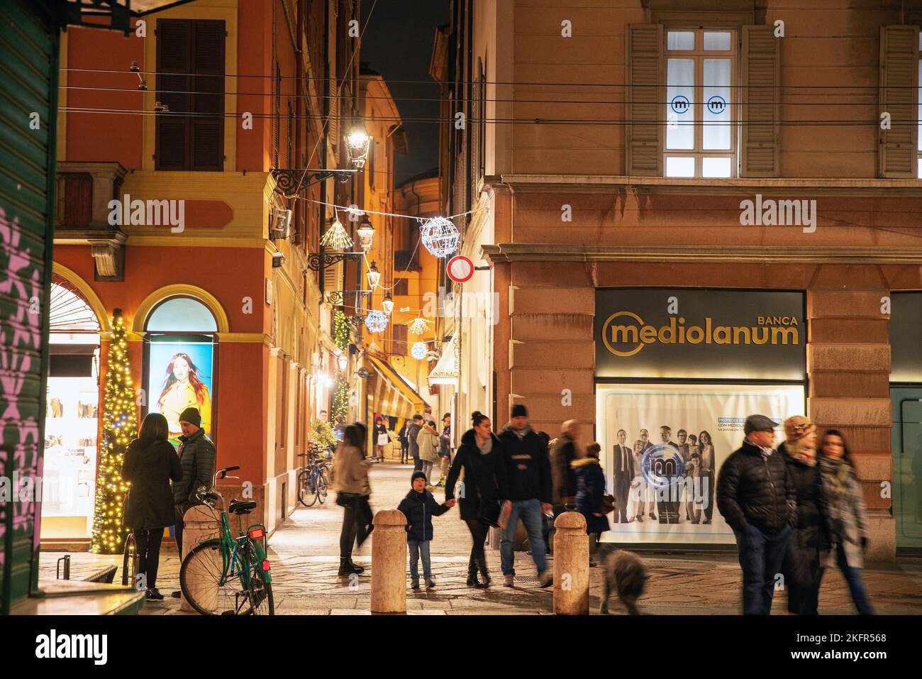 12-28-2019 Parme, Italie. Les gens marchent à Parme pendant la semaine de Noël. Les gens dans l'humeur du nouvel an dans la nuit de la ville illuminée - ville universitaire de PARM Banque D'Images