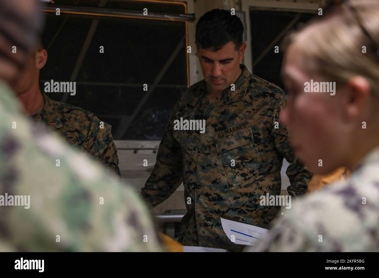 L'Adjudant-chef du corps des Marines des États-Unis 2 Jamus Jones, officier des plans de la force de pré-positionnement maritime du combat Logistics Regiment 37, 3rd Marine Logistics Group, passe en revue les documents lors d'une réunion de leadership sur le navire naval des États-Unis Dahl (T-AKR 312) lors de l'exercice Resolute Dragon 22 au port de Kushiro, le 2 octobre, 2022. Resolute Dragon 22 est un exercice annuel conçu pour renforcer les capacités défensives de l'alliance américano-japonaise en exerçant un commandement et un contrôle intégrés, en ciblant, en combinant les armes et en manœuvrant dans plusieurs domaines. 3rd MLG, basé à Okinawa, Japon, est un Banque D'Images