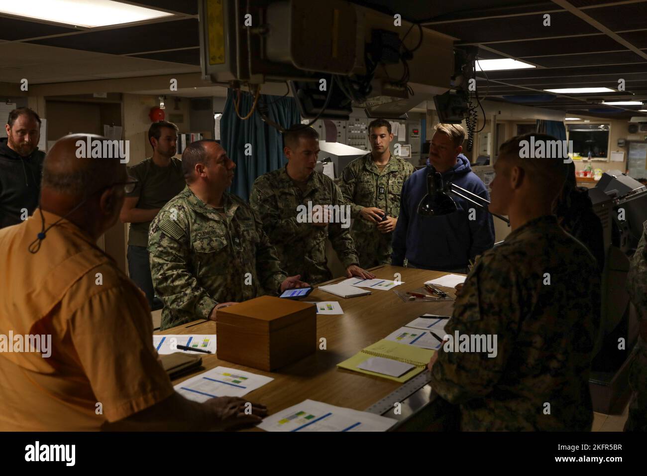 Les Marines des États-Unis avec combat Logistics Regiment 37, 3rd Marine Logistics Group, et les marins avec l'élément de soutien naval mènent une réunion de leadership sur le navire de la marine des États-Unis Dahl (T-AKR 312) pendant l'exercice Resolute Dragon 22 au port de Kushiro, le 2 octobre 2022. Resolute Dragon 22 est un exercice annuel conçu pour renforcer les capacités défensives de l'alliance américano-japonaise en exerçant un commandement et un contrôle intégrés, en ciblant, en combinant les armes et en manœuvrant dans plusieurs domaines. 3rd MLG, basée à Okinawa, au Japon, est une unité de combat déployée à l'avant qui sert d'expédition maritime III Banque D'Images