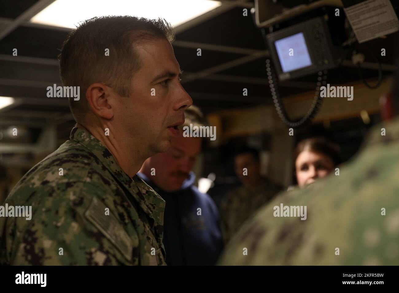 Cmdr. Marine américaine Max long, l'officier de contrôle de déchargement avec élément de soutien naval, parle lors d'une réunion de direction sur le navire de la marine des États-Unis Dahl (T-AKR 312) pendant l'exercice Resolute Dragon 22 au port de Kushiro, le 2 octobre 2022. Resolute Dragon 22 est un exercice annuel conçu pour renforcer les capacités défensives de l'alliance américano-japonaise en exerçant un commandement et un contrôle intégrés, en ciblant, en combinant les armes et en manœuvrant dans plusieurs domaines. Banque D'Images