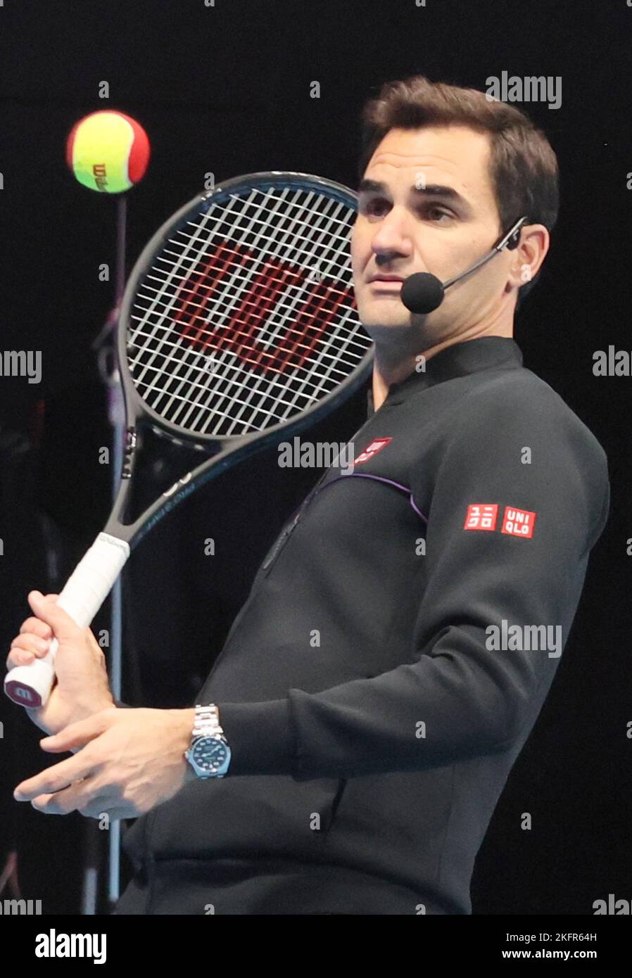 Tokyo, Japon. 19th novembre 2022. Roger Federer, légende suisse du tennis,  assiste à une clinique de tennis pour enfants lors d'un événement  promotionnel organisé par le fabricant de vêtements japonais Uniqlo au