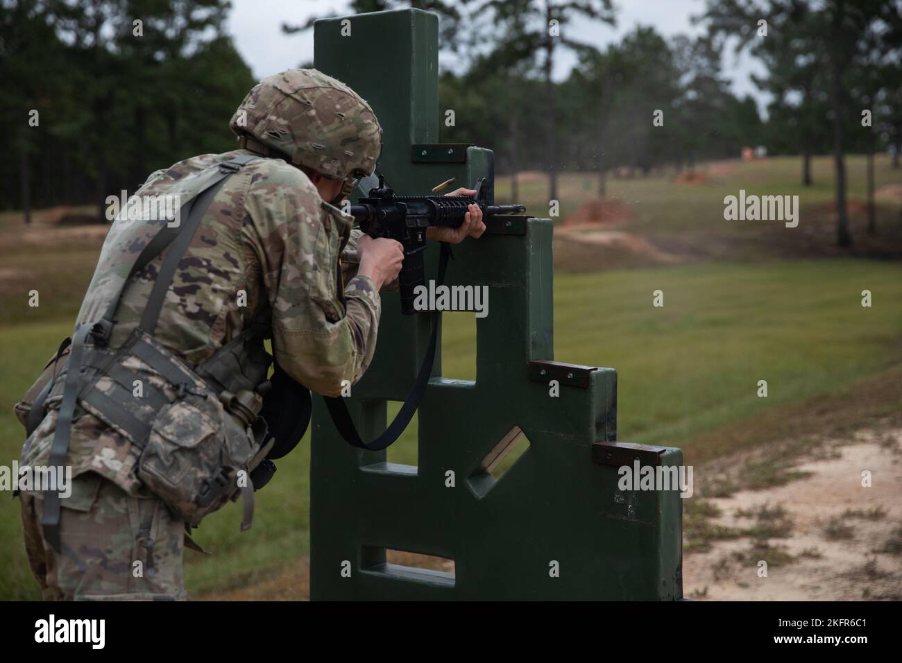 Un concurrent de Squad 11, représentant le Commandement du matériel de l’Armée des États-Unis lors de la toute première compétition du meilleur Squad de l’Armée de terre, tire sa carbine M4A1 sur la plage de qualification des armes de fort Bragg, en Caroline du Nord, le 3 octobre 2022. La compétition Army Best Squad teste les soldats sur leur capacité individuelle et collective à s'adapter et à surmonter des scénarios difficiles et des événements de préparation à la bataille; évaluer leur endurance physique et mentale, les capacités techniques et tactiques, et les compétences de base des guerriers sous le stress et la fatigue extrême. Banque D'Images