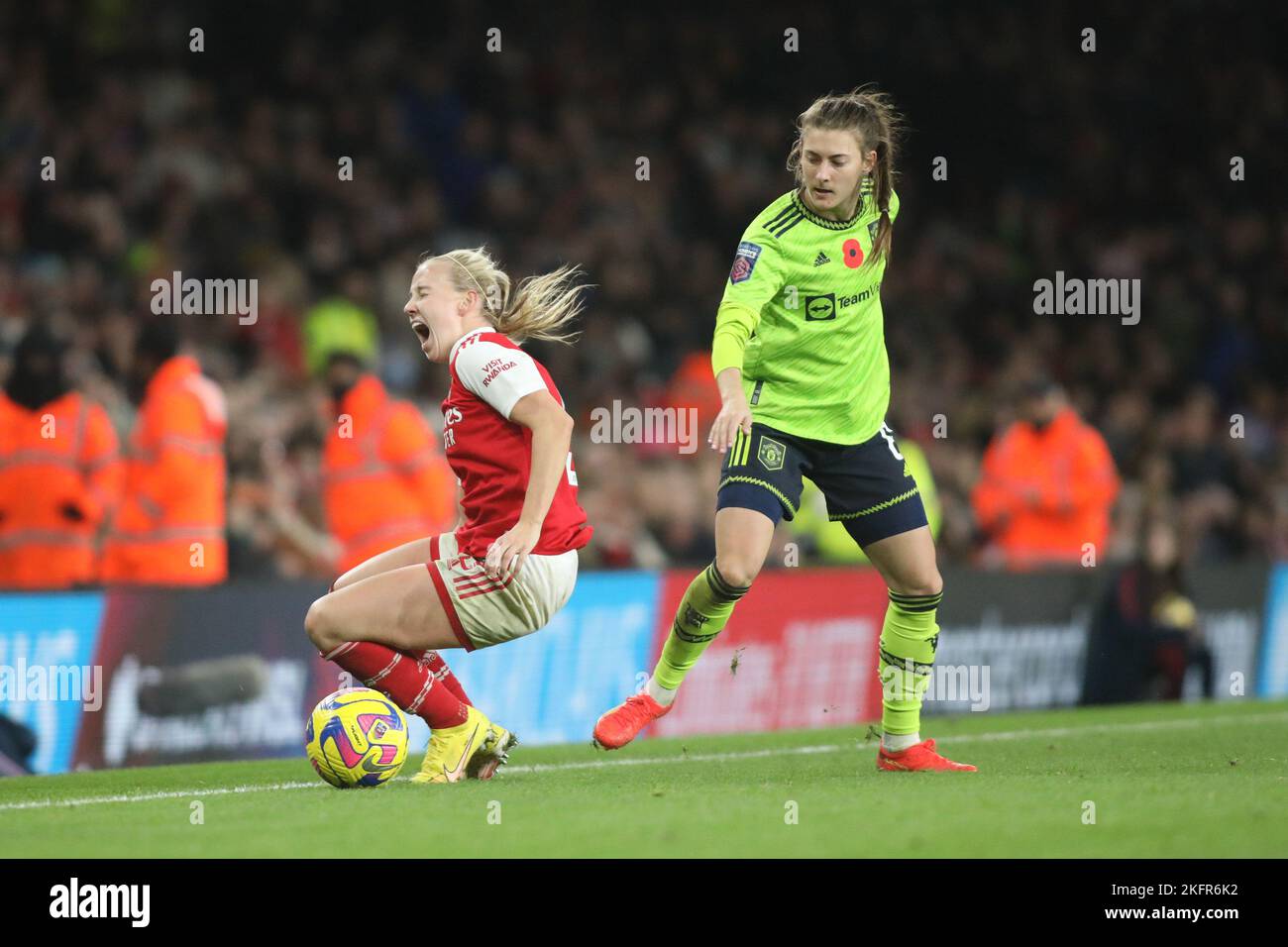 Borehamwood, Royaume-Uni. 19th novembre 2022. Beth Mead d'Arsenal Women est fouillé lors du match de Super League féminin de la FA entre Arsenal Women et Manchester United Women à Meadow Park, à Borehamwood, en Angleterre, le 19 novembre 2022. Photo de Joshua Smith. Utilisation éditoriale uniquement, licence requise pour une utilisation commerciale. Aucune utilisation dans les Paris, les jeux ou les publications d'un seul club/ligue/joueur. Crédit : UK Sports pics Ltd/Alay Live News Banque D'Images