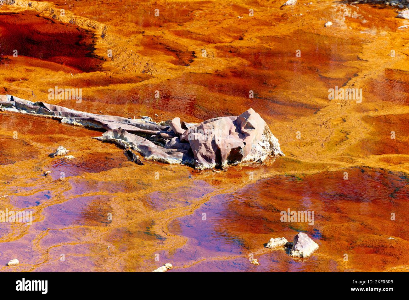 Vue de l'activité minière. Rivière et eau polluées. Paysage d'Apocalypse. Terre et destruction de la nature. Extraction des ressources naturelles de la Terre. Banque D'Images