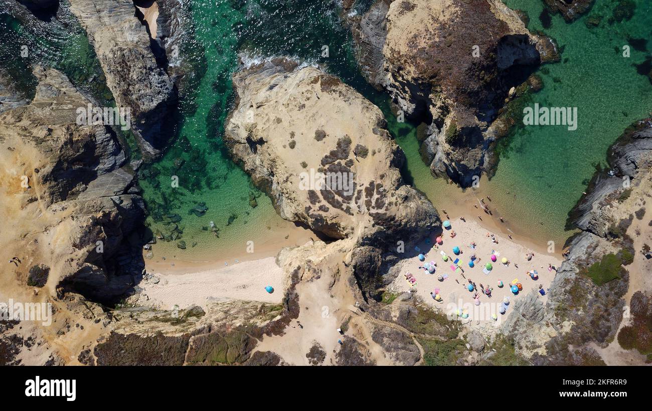 Vue aérienne de drone sur la plage animée de l'Algarve, Portugal pendant les vacances d'été. Destinations incroyables. Voyage et aventure. Vacances en bord de mer. Banque D'Images