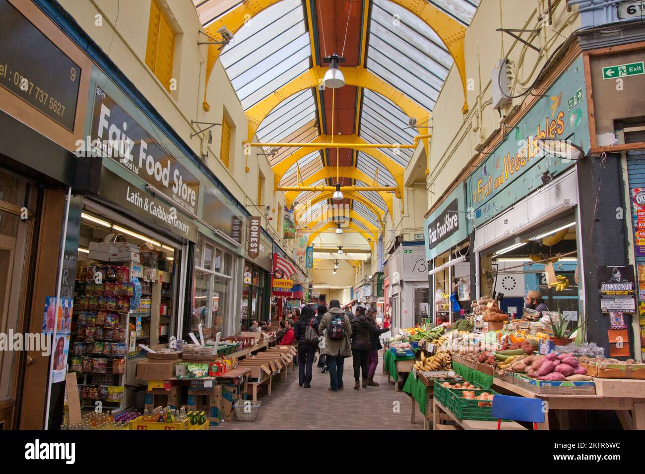Arcade couverte sur le marché intérieur de Brixton, Londres, Angleterre Banque D'Images