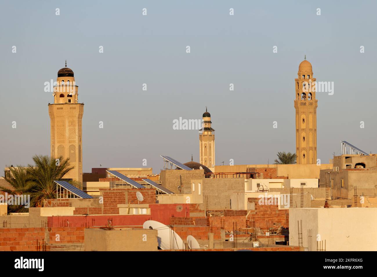 Vue panoramique de la ville de Tozeur en Tunisie au coucher du soleil avec minarets de la mosquée en arrière-plan. Médina de Tozeur, vieille ville. Lieu de l'histoire. Banque D'Images