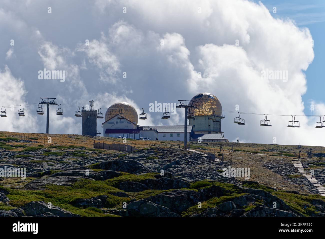 Vue sur Torre à Serra da Estrela, le plus haut sommet du Portugal continental. Voyager dans le monde et se connecter à la nature. Destinations incroyables. Banque D'Images