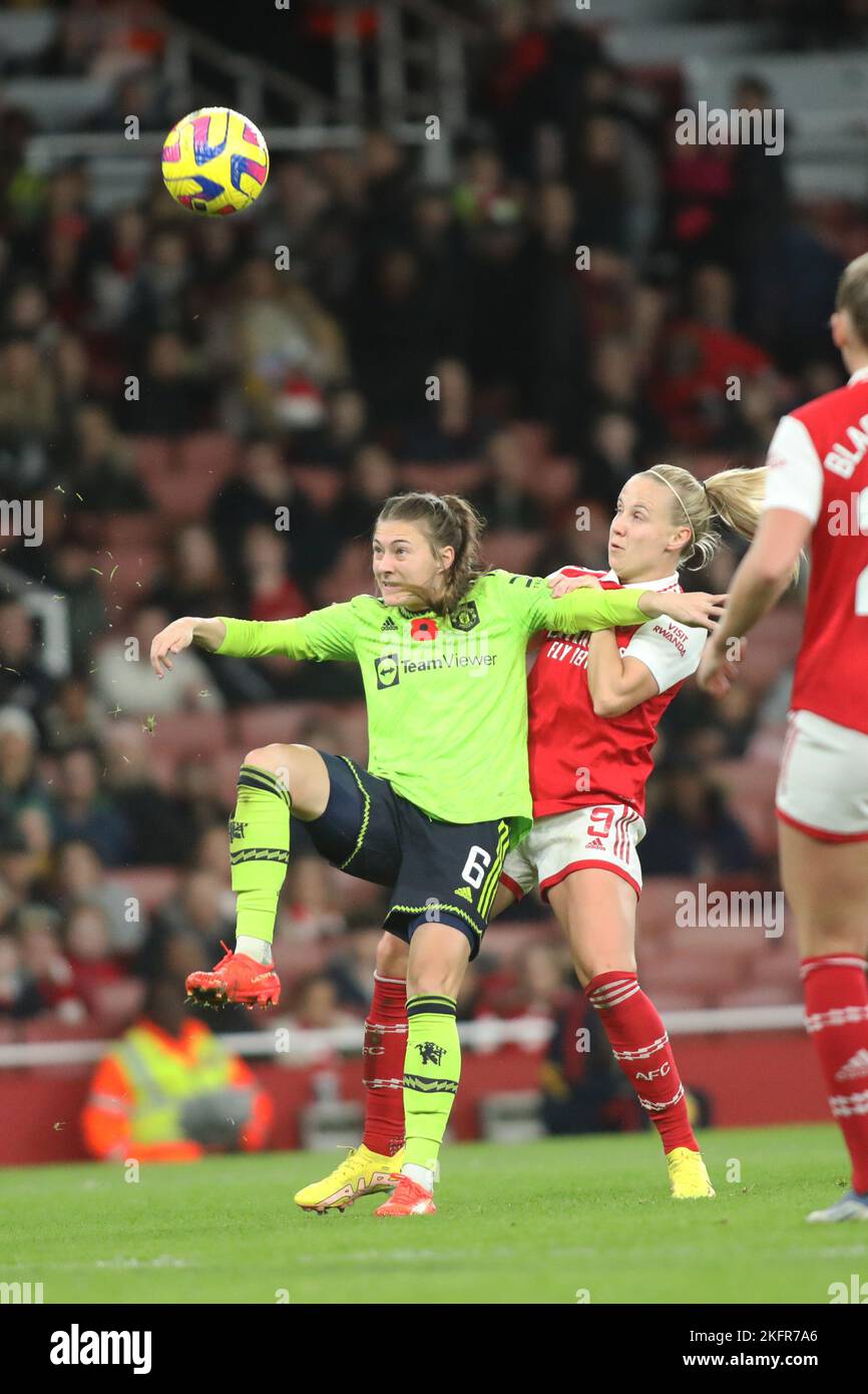 Borehamwood, Royaume-Uni. 19th novembre 2022. Beth Mead, de Arsenal Women, et Hannah Blundell, de Manchester United Women, se disputent le ballon lors du match de Super League entre Arsenal Women et Manchester United Women, à Meadow Park, à Borehamwood, en Angleterre, le 19 novembre 2022. Photo de Joshua Smith. Utilisation éditoriale uniquement, licence requise pour une utilisation commerciale. Aucune utilisation dans les Paris, les jeux ou les publications d'un seul club/ligue/joueur. Crédit : UK Sports pics Ltd/Alay Live News Banque D'Images