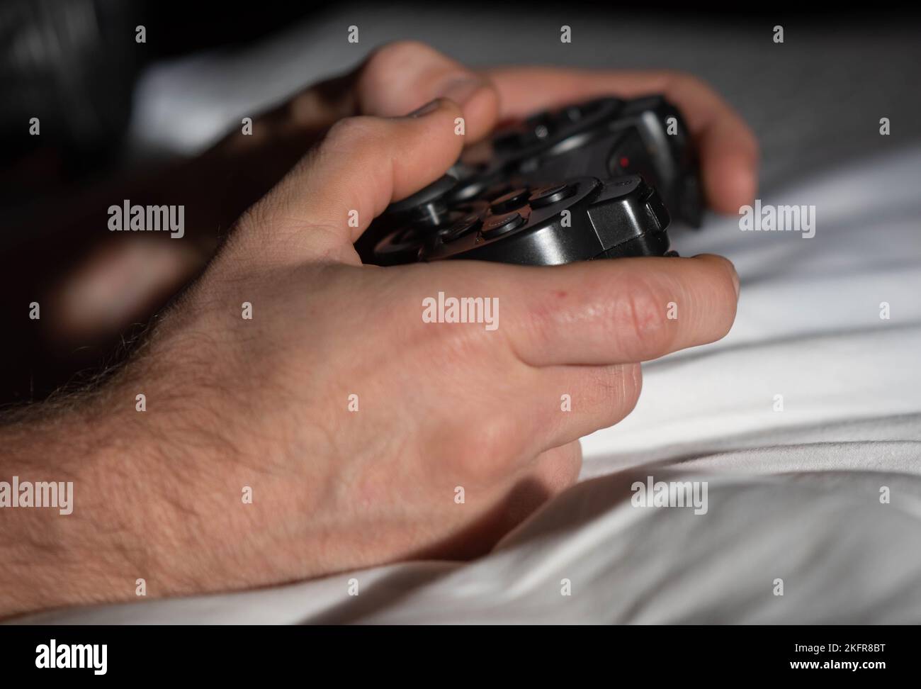en tenant une manette de jeu en gros plan Banque D'Images