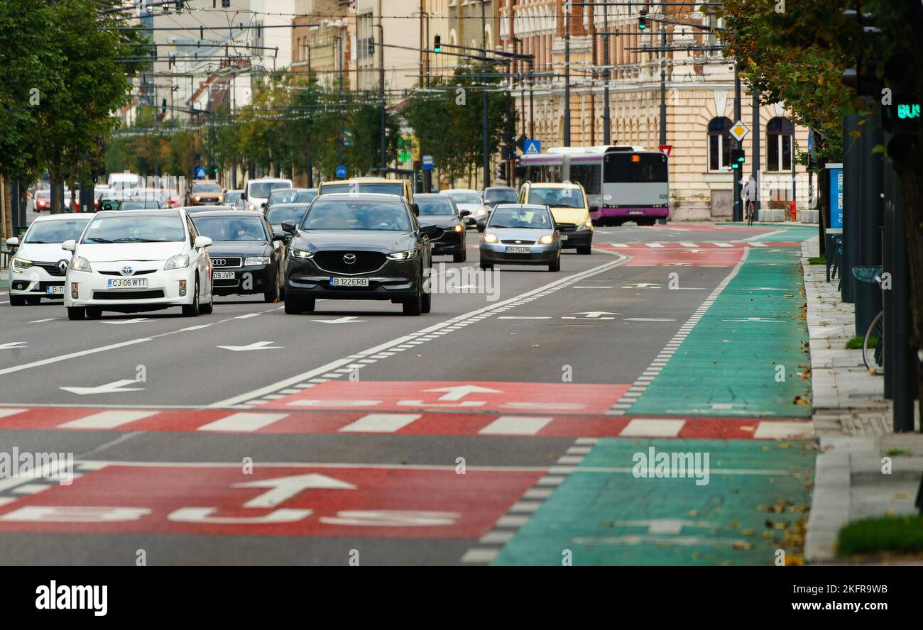 Cluj-Napoca, Roumanie - 17 septembre 2022 : voitures en circulation sur le boulevard du 21 décembre. Cette image est destinée à un usage éditorial uniquement. Banque D'Images