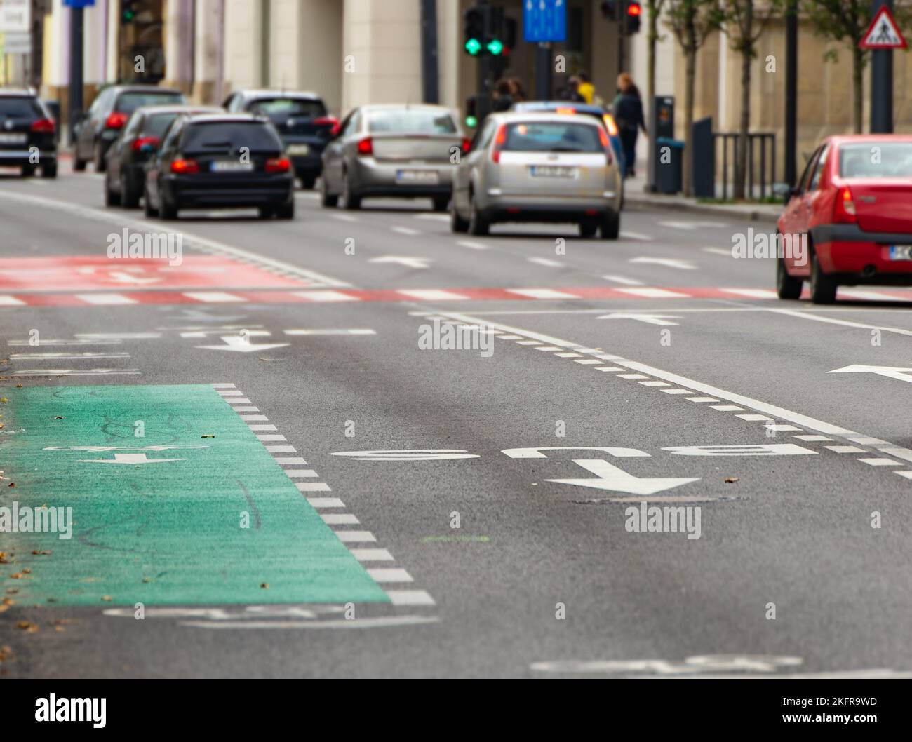 Cluj-Napoca, Roumanie - 17 septembre 2022 : voitures en circulation sur le boulevard du 21 décembre. Cette image est destinée à un usage éditorial uniquement. Banque D'Images