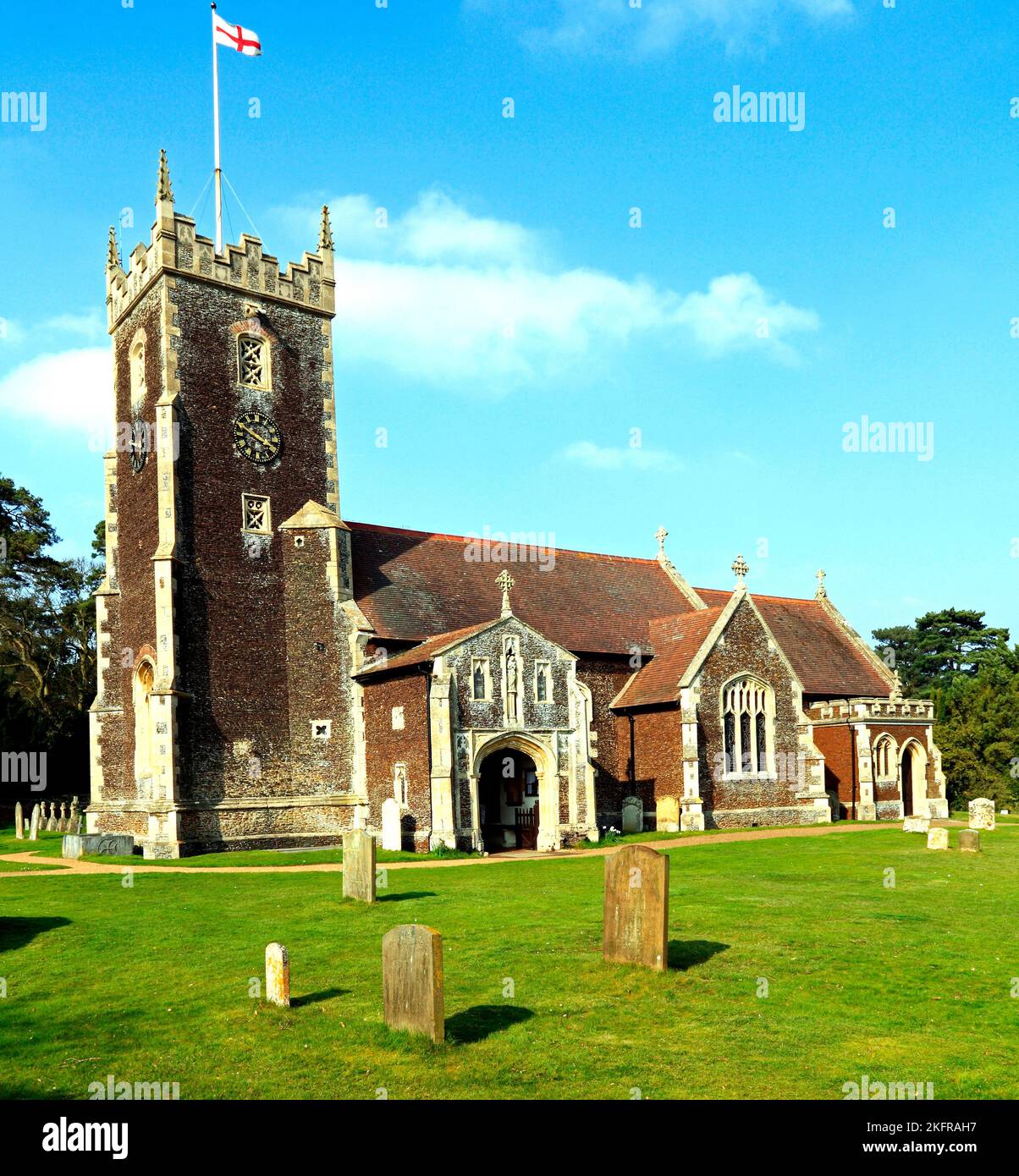 Église paroissiale de Sandringham, Norfolk, Angleterre, drapeau volant de St. George Banque D'Images