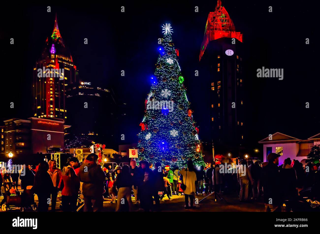 Les gens se rassemblent pour l'éclairage de l'arbre de Noël de la ville au parc Mardi gras, 18 novembre 2022, à Mobile, Alabama. Banque D'Images