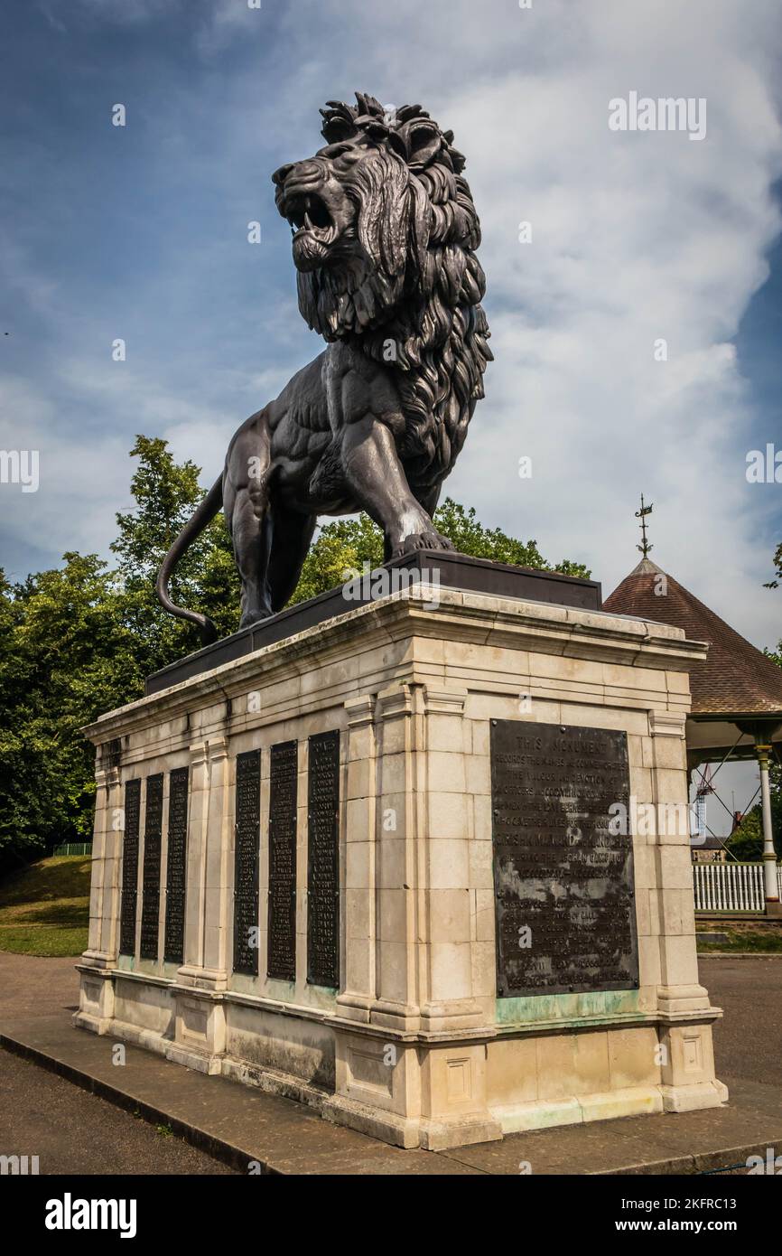 Mémorial de guerre de la statue du lion Maiwand, Forbury Gardens, Reading, Berkshire, Angleterre Banque D'Images