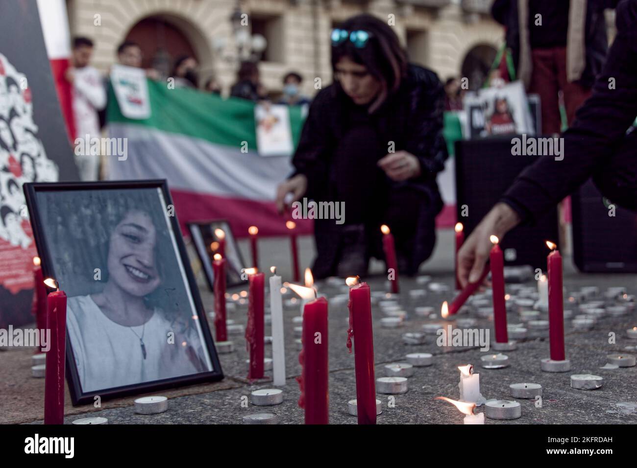 Turin, Italie. 19th novembre 2022. Turin, Italie. 19 novembre 2022. Des gens éclaient des bougies pour Sarina Esmaeilzadeh, tuées lors des manifestations anti-gouvernementales en Iran. Credit: MLBARIONA/Alamy Live News Banque D'Images