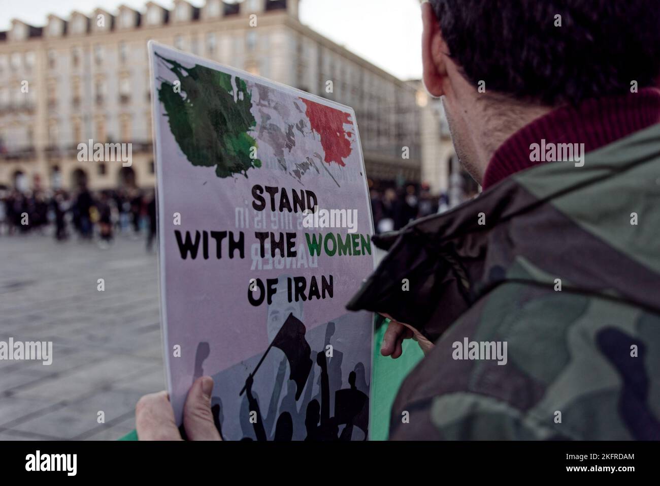 Turin, Italie. 19th novembre 2022. Turin, Italie. 19 novembre 2022. Un homme porte un écriteau disant : « Stand with the Women of Iran » (Stand with the Women of Iran). Credit: MLBARIONA/Alamy Live News Banque D'Images