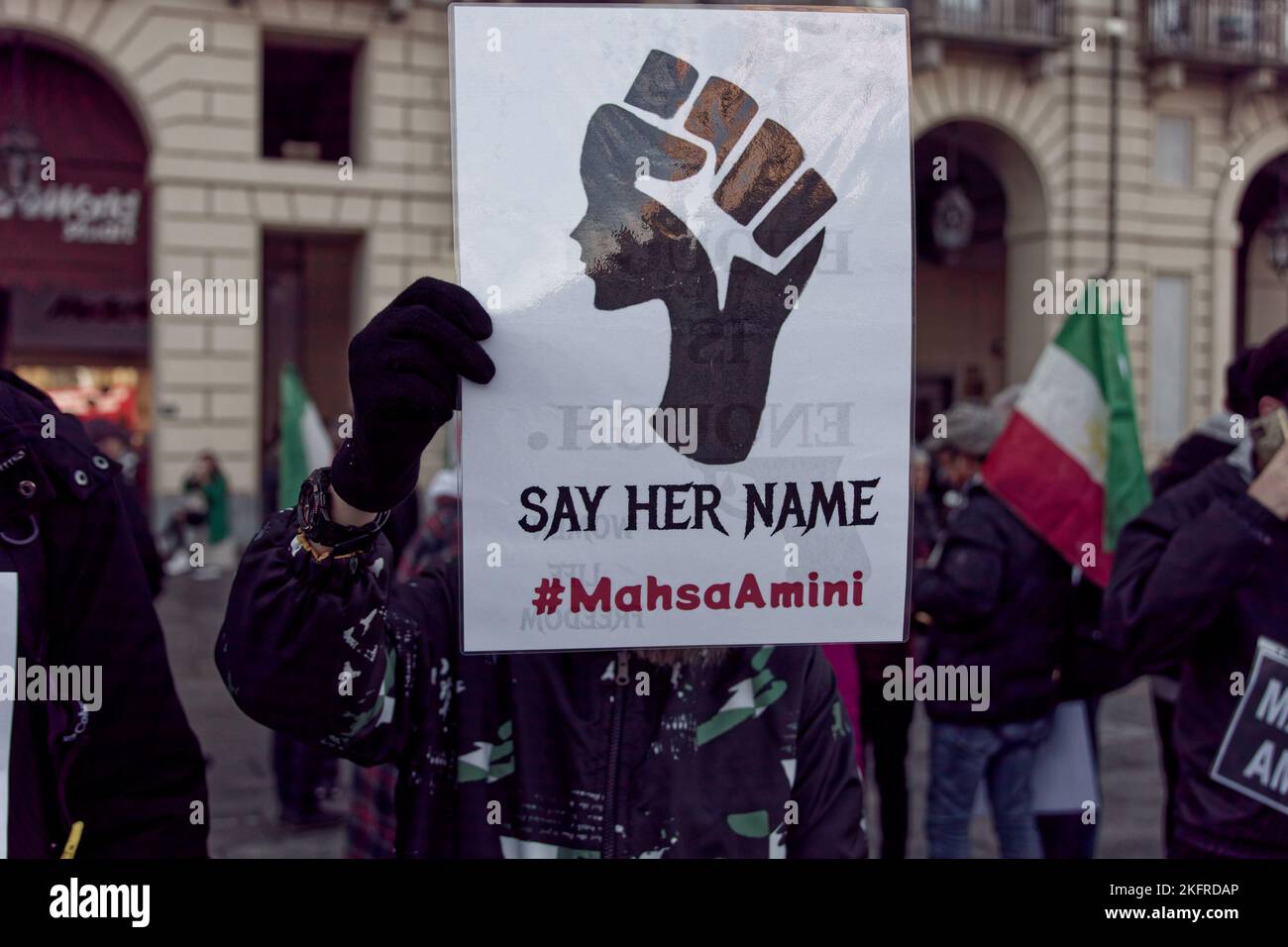 Turin, Italie. 19th novembre 2022. Turin, Italie. 19 novembre 2022. Une personne tient un écriteau disant: “Dites son nom #MahsaAmini”. Credit: MLBARIONA/Alamy Live News Banque D'Images