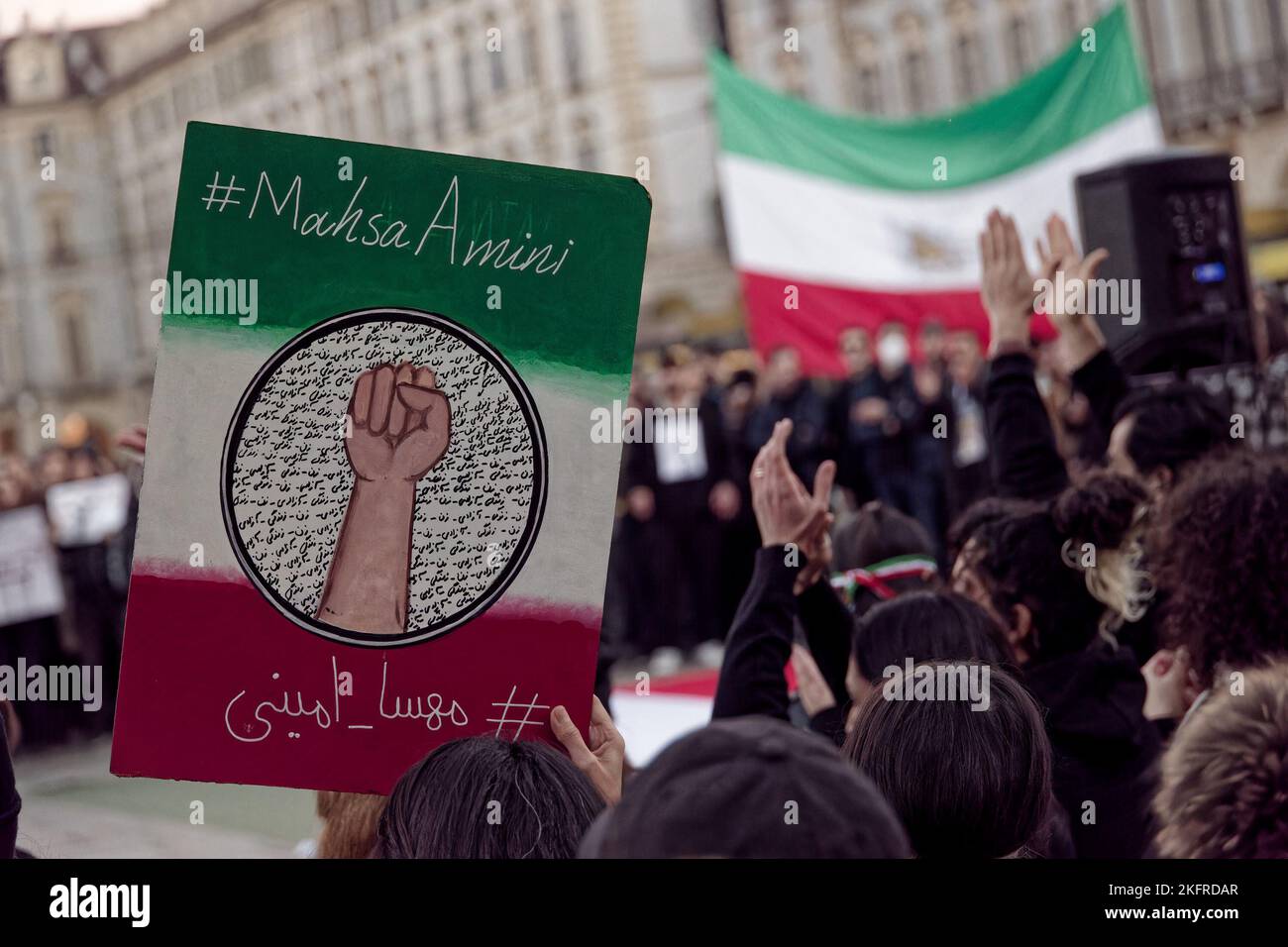Turin, Italie. 19th novembre 2022. Turin, Italie. 19 novembre 2022. Une femme détient un écriteau portant le nom de Mahsa Amini en langue persane. Credit: MLBARIONA/Alamy Live News Banque D'Images