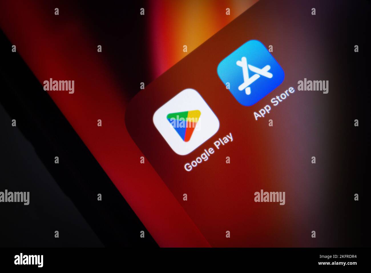 Vancouver, CANADA - novembre 19 2022 : icônes Google Play Store et App Store sur un écran de smartphone. Banque D'Images