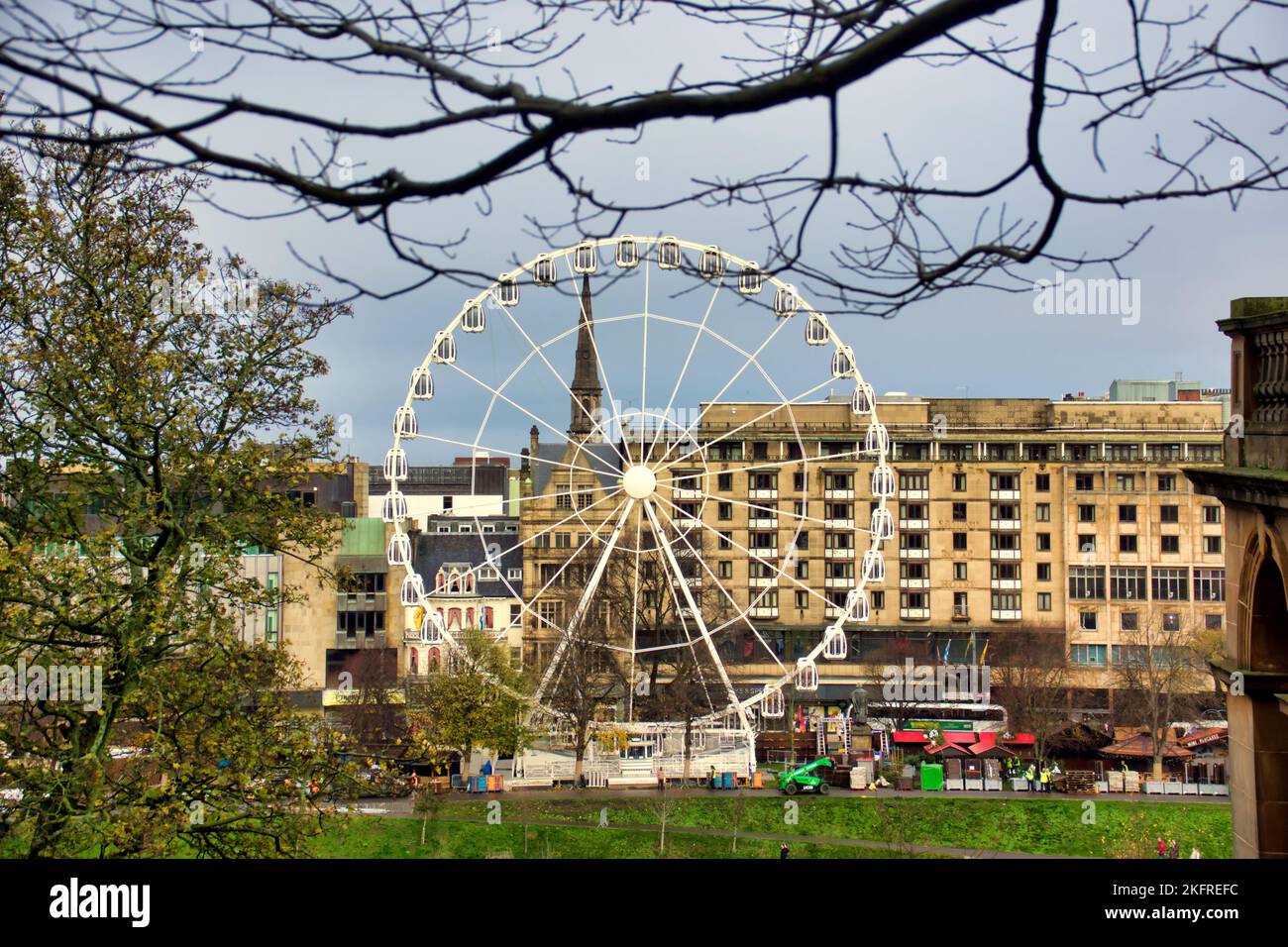 Marché de Noël dans les jardins de Princes Street avec la grande roue Forth 1 Banque D'Images