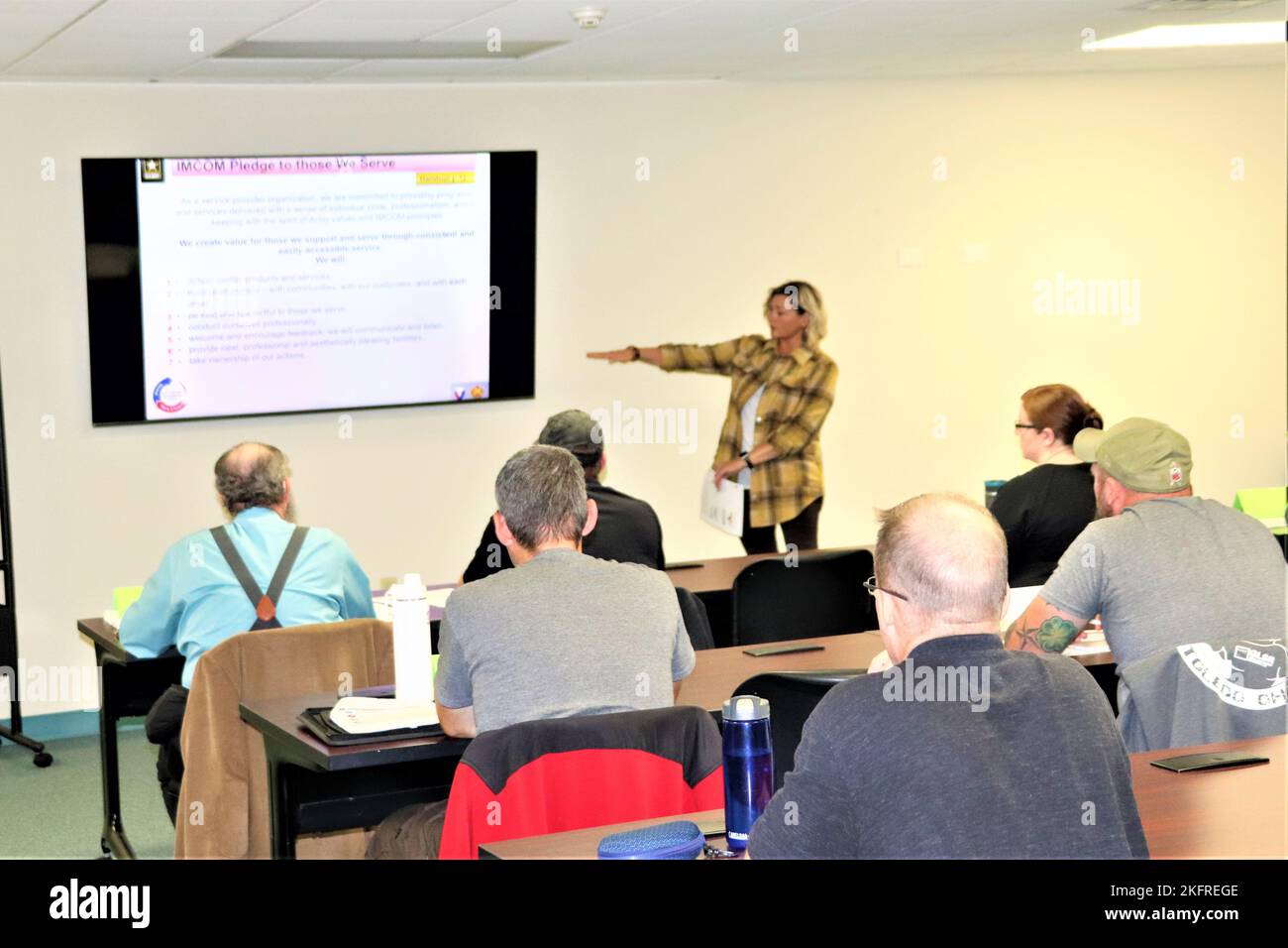 Les membres de l'effectif de fort McCoy participent à une séance de formation sur l'excellence des opérations le 4 octobre 2022 à fort McCoy, Wisconsin. L'excellence des opérations fait partie de la campagne de culture de service du Commandement de la gestion des installations de l'Armée de terre. Banque D'Images