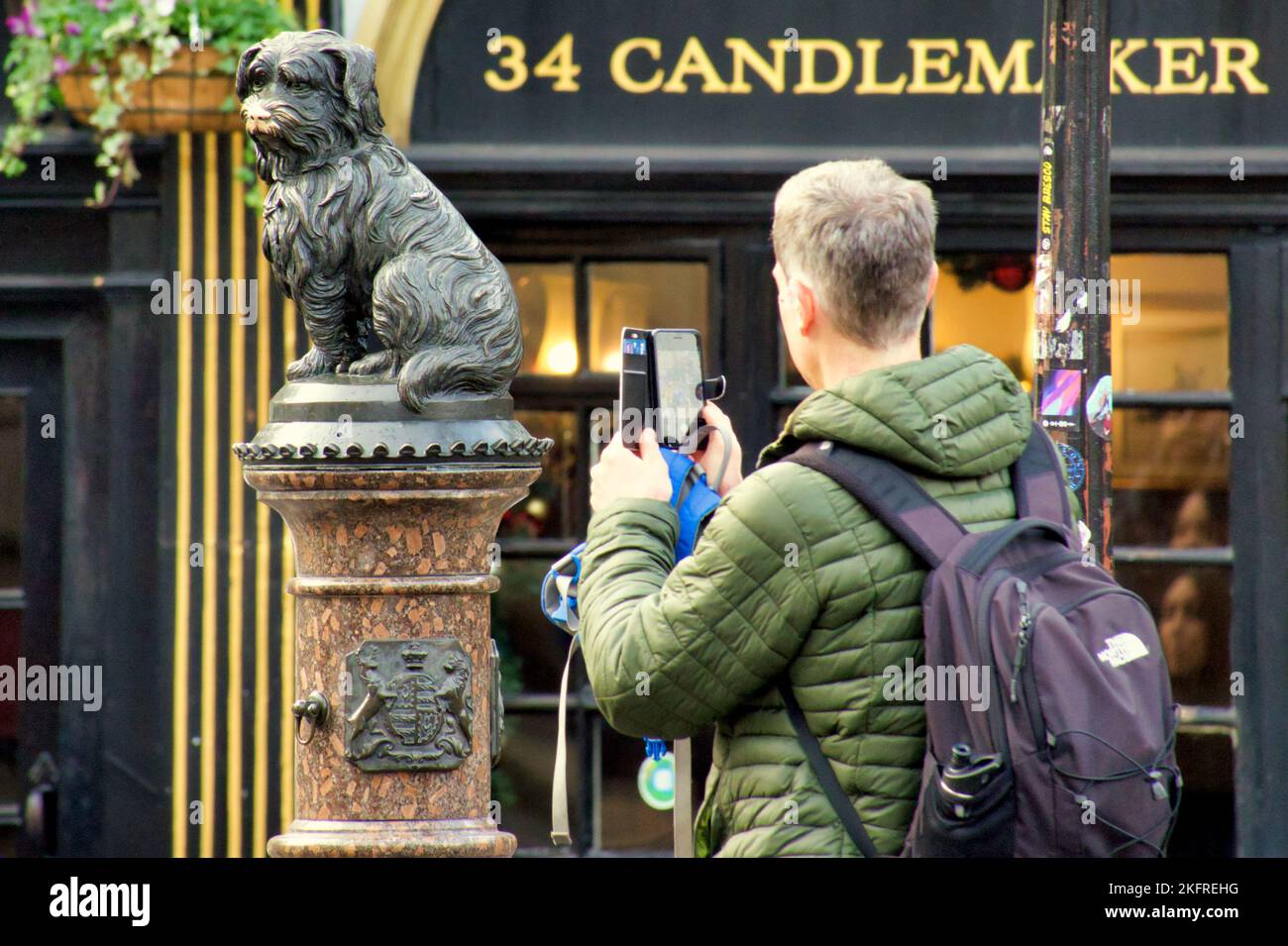 Statue de bobby de Greyfriars avec touriste Banque D'Images