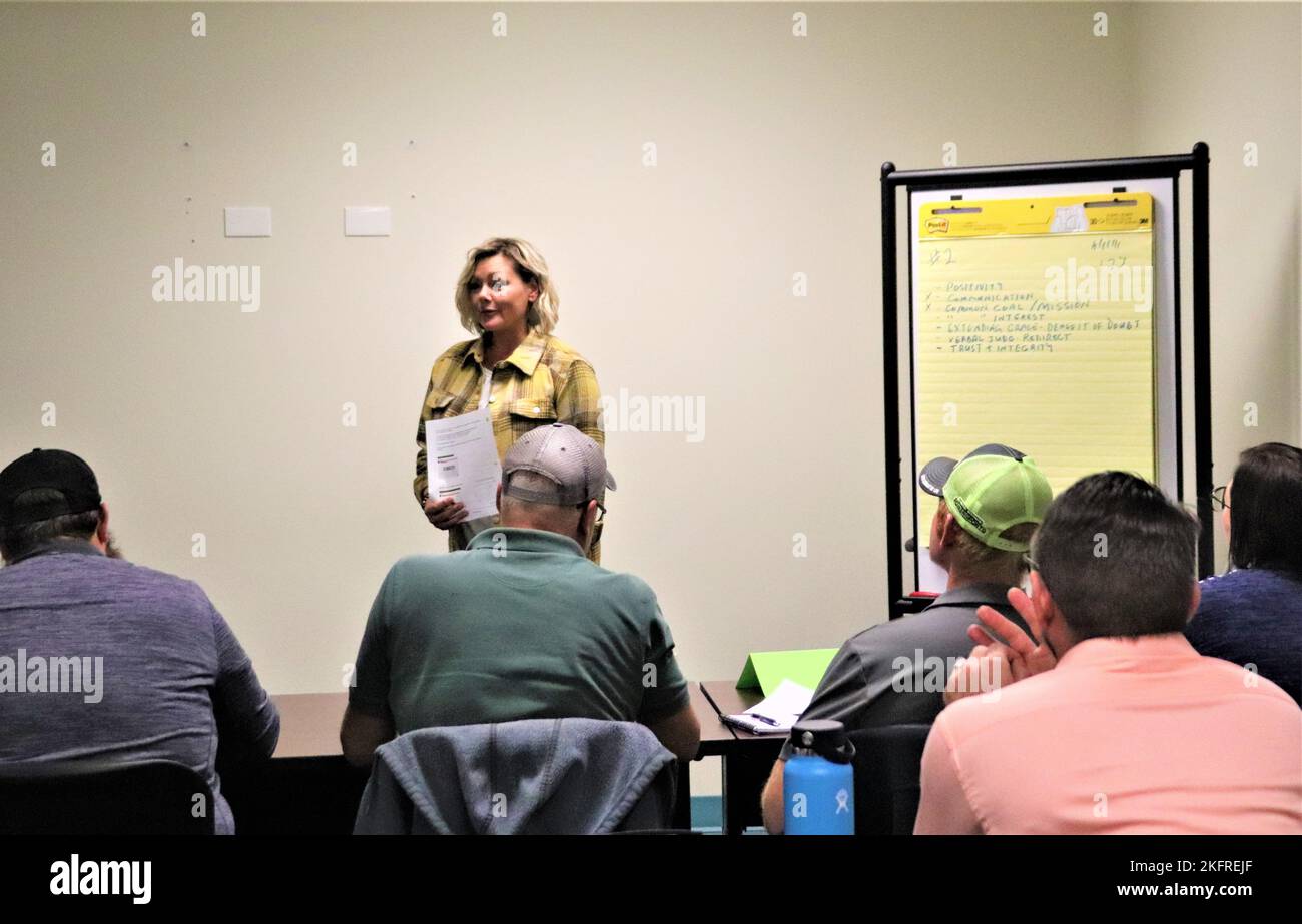 Jamie Gular, spécialiste du développement de la main-d'œuvre, de la Direction des ressources humaines de fort McCoy, facilite une séance de formation sur l'excellence opérationnelle le 4 octobre 2022, à fort McCoy, Wisconsin. L'excellence opérationnelle fait partie de la campagne de culture de service du Commandement de la gestion de l'installation de l'Armée de terre. Banque D'Images