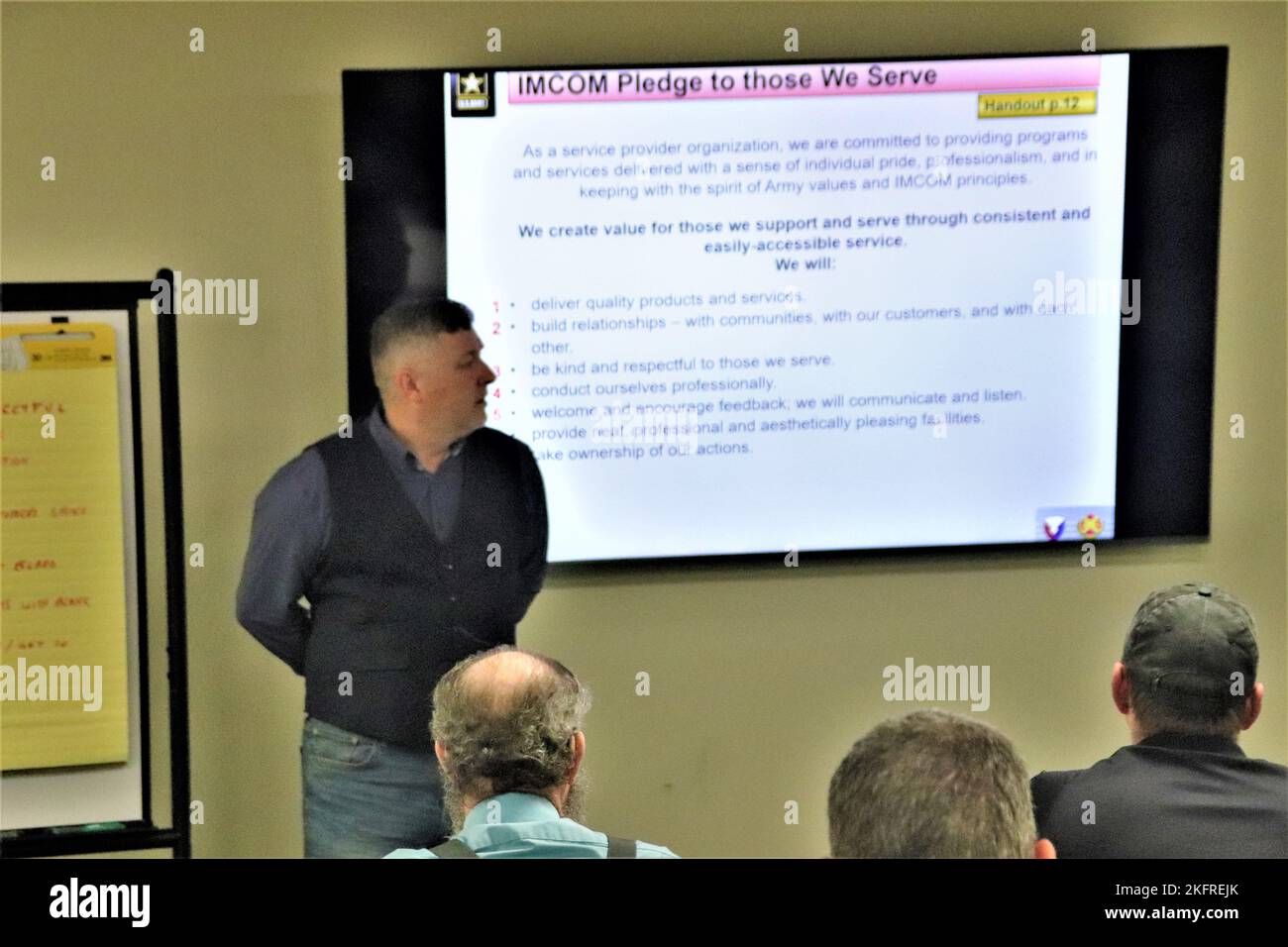 Michael Modawell, agent de développement de la main-d'œuvre, de la Direction des ressources humaines de fort McCoy, facilite une séance de formation sur l'excellence opérationnelle le 4 octobre 2022, à fort McCoy, au Wisconsin. L'excellence opérationnelle fait partie de la campagne de culture de service du Commandement de la gestion de l'installation de l'Armée de terre. Banque D'Images