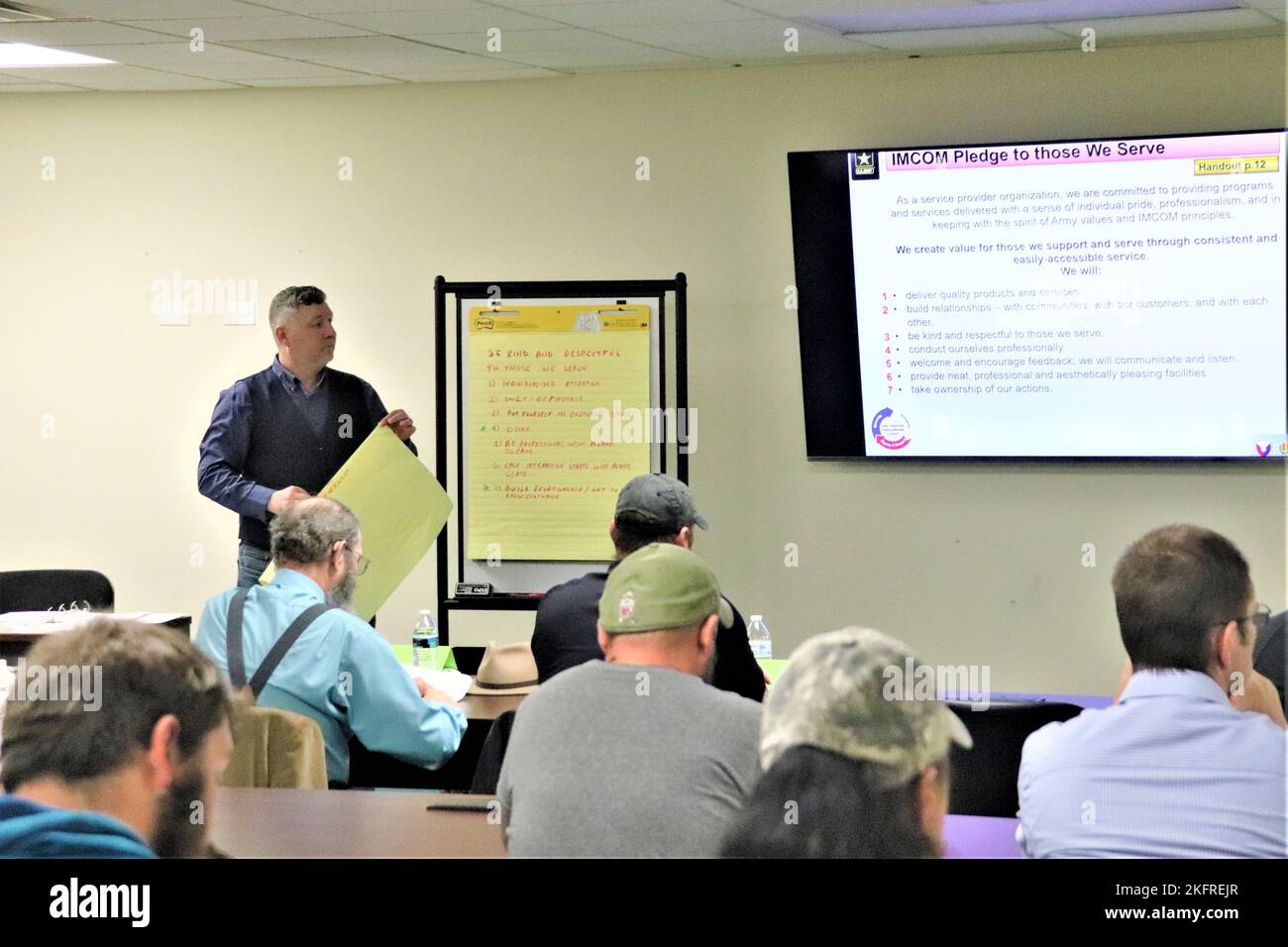 Michael Modawell, agent de développement de la main-d'œuvre, de la Direction des ressources humaines de fort McCoy, facilite une séance de formation sur l'excellence opérationnelle le 4 octobre 2022, à fort McCoy, au Wisconsin. L'excellence opérationnelle fait partie de la campagne de culture de service du Commandement de la gestion de l'installation de l'Armée de terre. Banque D'Images