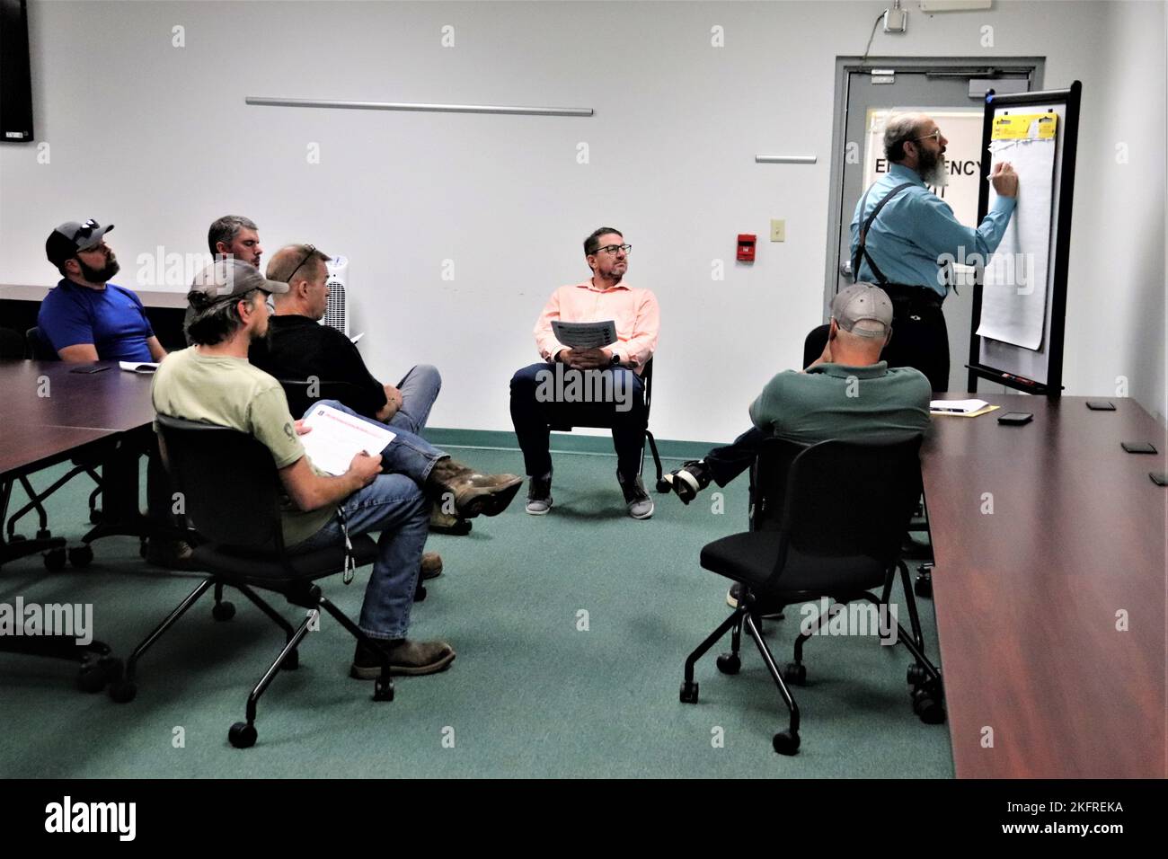 Les membres de l'effectif de fort McCoy participent à une séance de formation sur l'excellence des opérations le 4 octobre 2022 à fort McCoy, Wisconsin. L'excellence des opérations fait partie de la campagne de culture de service du Commandement de la gestion des installations de l'Armée de terre. Banque D'Images