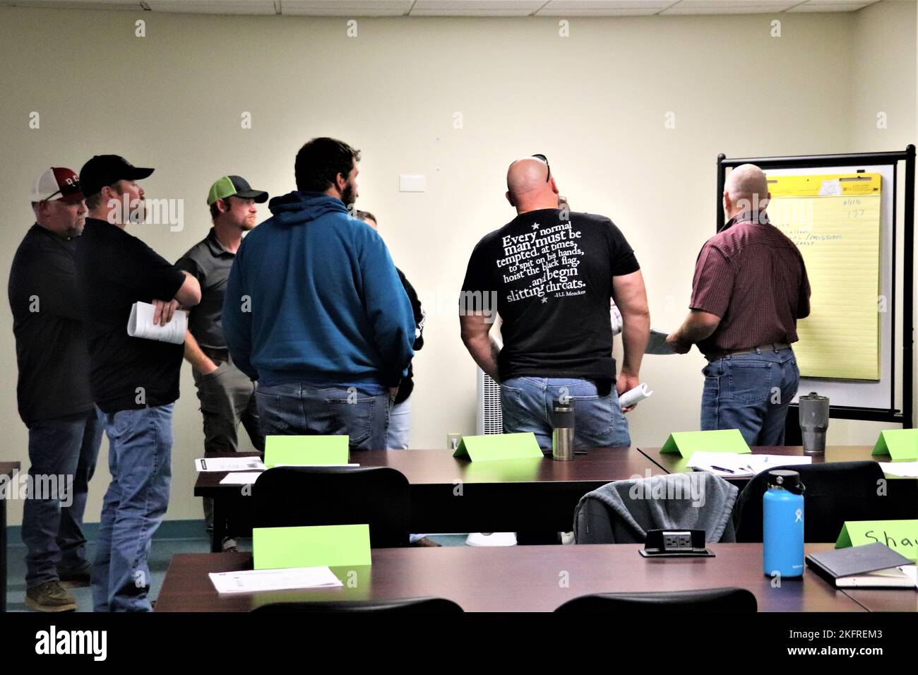 Les membres de l'effectif de fort McCoy participent à une séance de formation sur l'excellence des opérations le 4 octobre 2022 à fort McCoy, Wisconsin. L'excellence des opérations fait partie de la campagne de culture de service du Commandement de la gestion des installations de l'Armée de terre. Banque D'Images