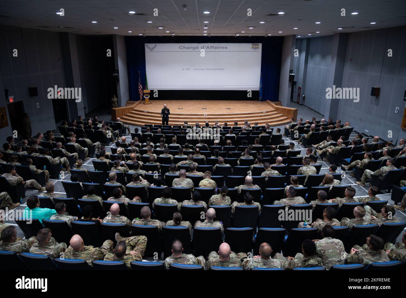James Holtsnider, ambassade des États-Unis, Koweït charge d'Affaires, parle à 386th aviateurs de l'aile expéditionnaire aérienne à la base aérienne Ali Al Salem, Koweït, 27 septembre 2022. En tant que chef adjoint de mission au Koweït depuis 2021, Holtsnider est également ambassadeur des États-Unis au Koweït. Banque D'Images