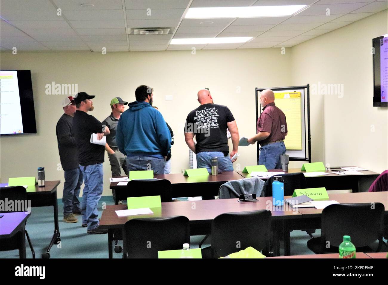 Les membres de l'effectif de fort McCoy participent à une séance de formation sur l'excellence des opérations le 4 octobre 2022 à fort McCoy, Wisconsin. L'excellence des opérations fait partie de la campagne de culture de service du Commandement de la gestion des installations de l'Armée de terre. Banque D'Images