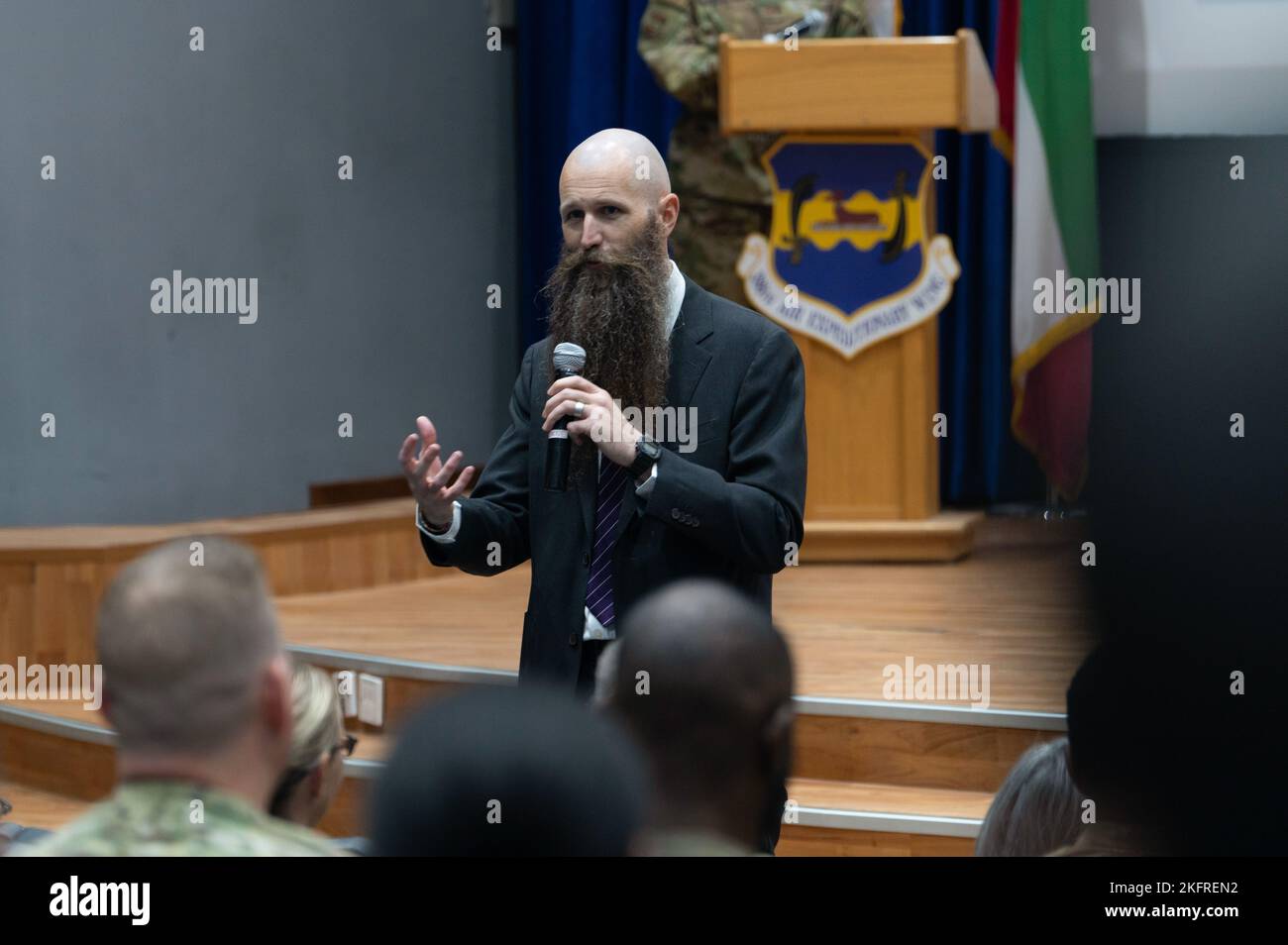 James Holtsnider, ambassade des États-Unis, Koweït charge d'Affaires, parle à 386th aviateurs de l'aile expéditionnaire aérienne à la base aérienne Ali Al Salem, Koweït, 27 septembre 2022. En tant que chef adjoint de mission au Koweït depuis 2021, Holtsnider est également ambassadeur des États-Unis au Koweït. Banque D'Images