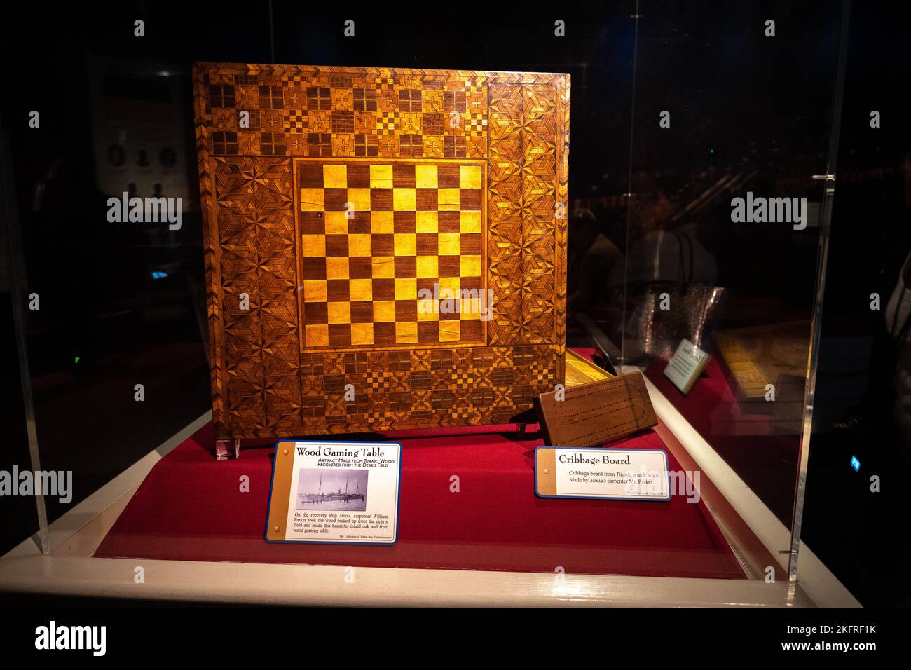 Une table de jeu en bois et un tableau de cribbage récupérés du champ de débris du Titanic Banque D'Images